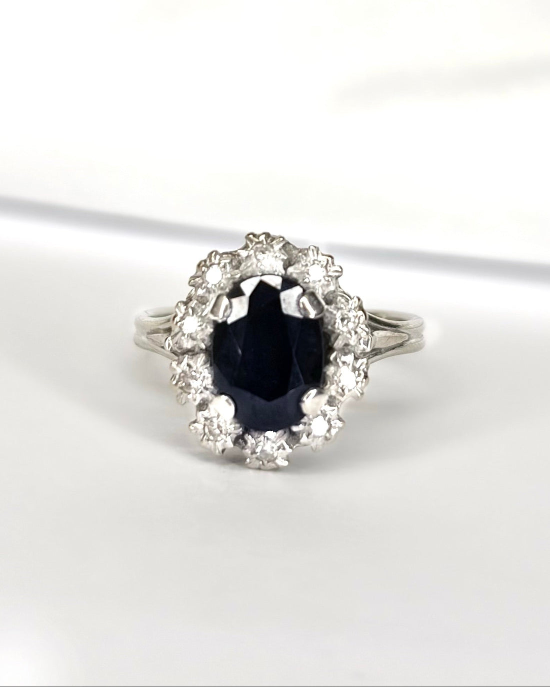 Bague Marguerite Saphir et Diamants "Irène" - Lyon - Elliade Paris