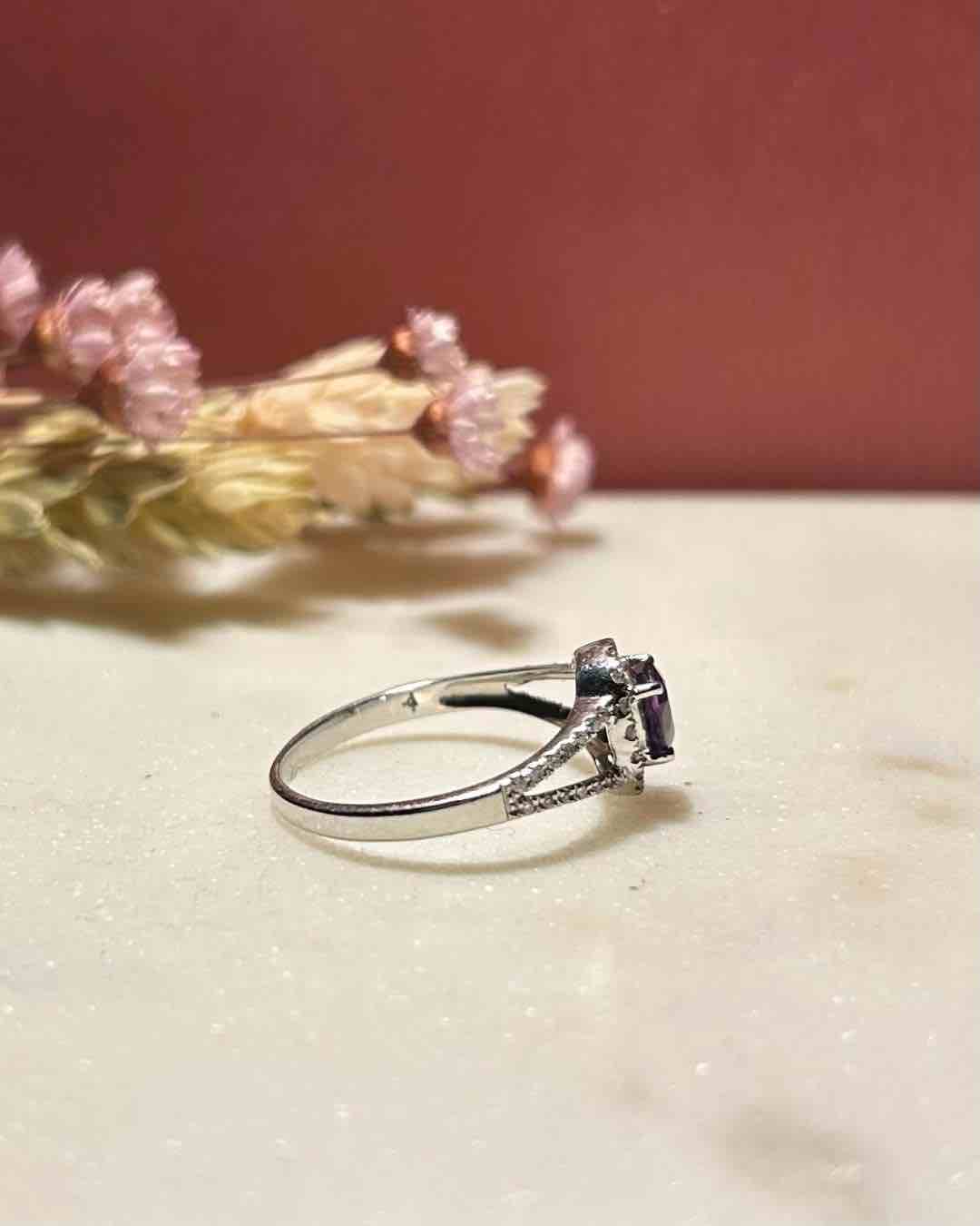 Bague Vintage Saphir Violet 0.75 carat et 43 Diamants &quot;Téa&quot;