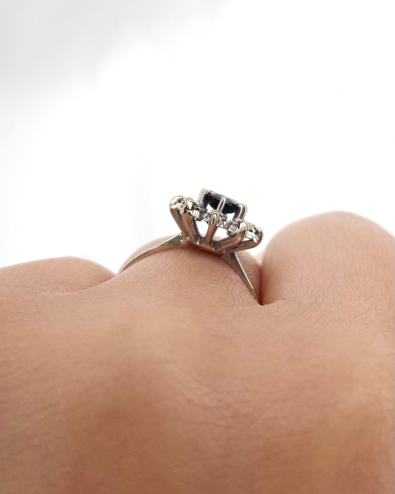 Bague Marguerite Saphir 0.64 carat &amp; 10 Diamants "Lauranne" - Elliade Paris