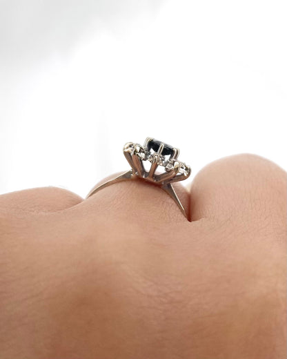 Bague Marguerite Saphir 0.64 carat &amp; 10 Diamants "Lauranne" - Elliade Paris