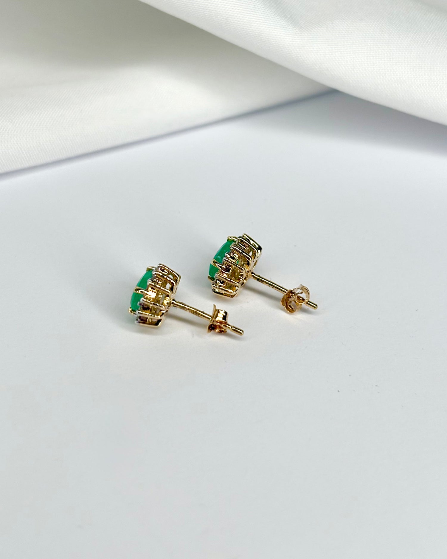 Pendientes de botón Margarita Esmeralda 0.78 quilates y 24 Diamantes &quot;Lola&quot;