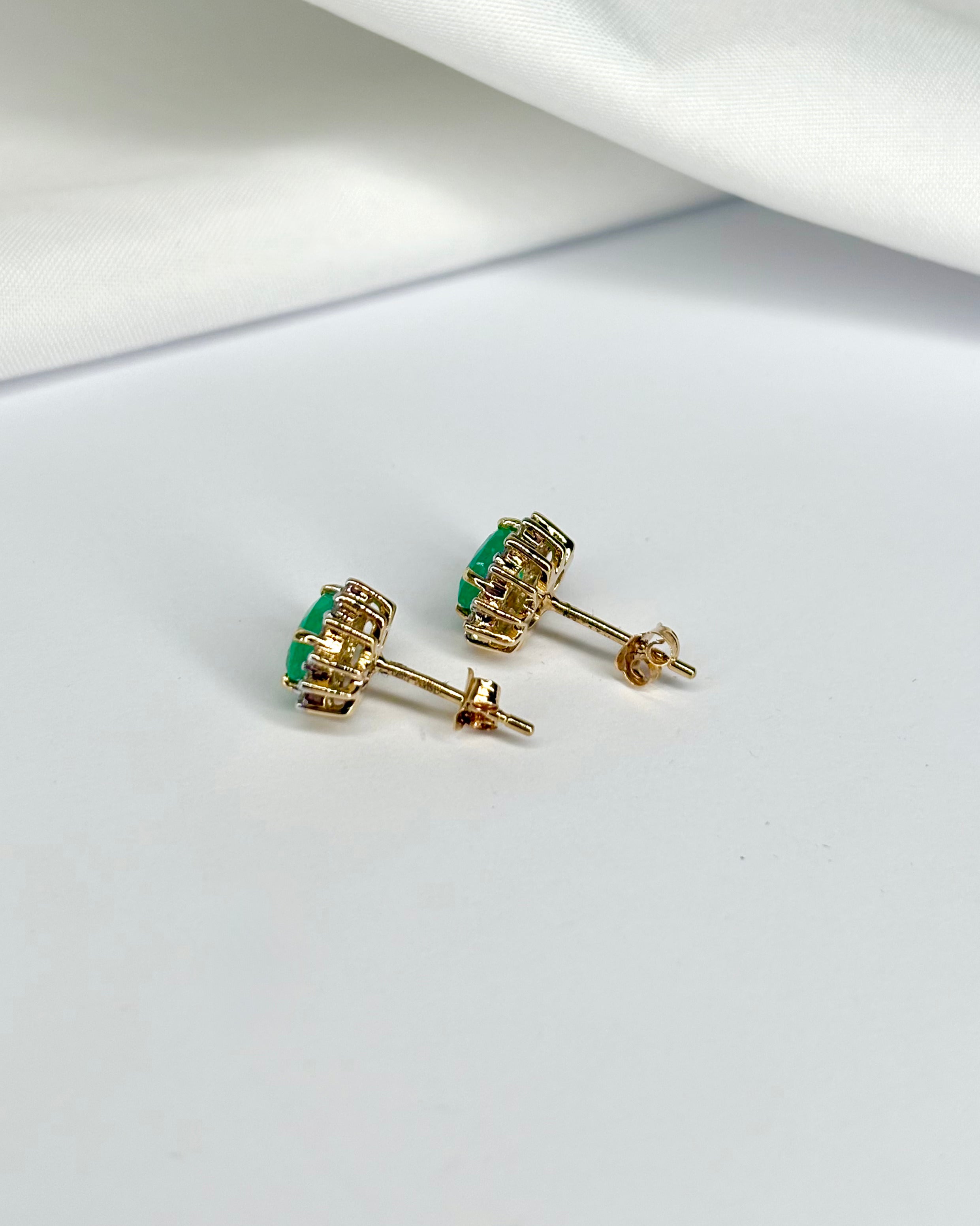 Pendientes de botón Margarita Esmeralda 0.78 quilates y 24 Diamantes &quot;Lola&quot;