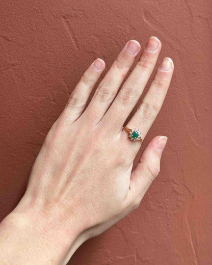 Anillo &quot;Charlie&quot; con margaritas de esmeralda y diamantes 