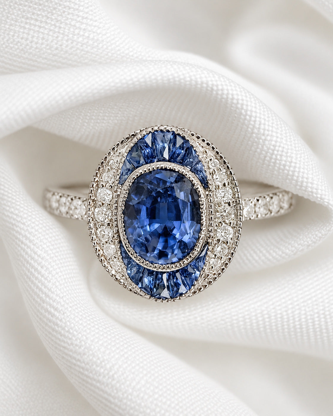 Anillo de estilo art déco con zafiros de 2.44 quilates y diamantes de 0.26 quilates «Constance»