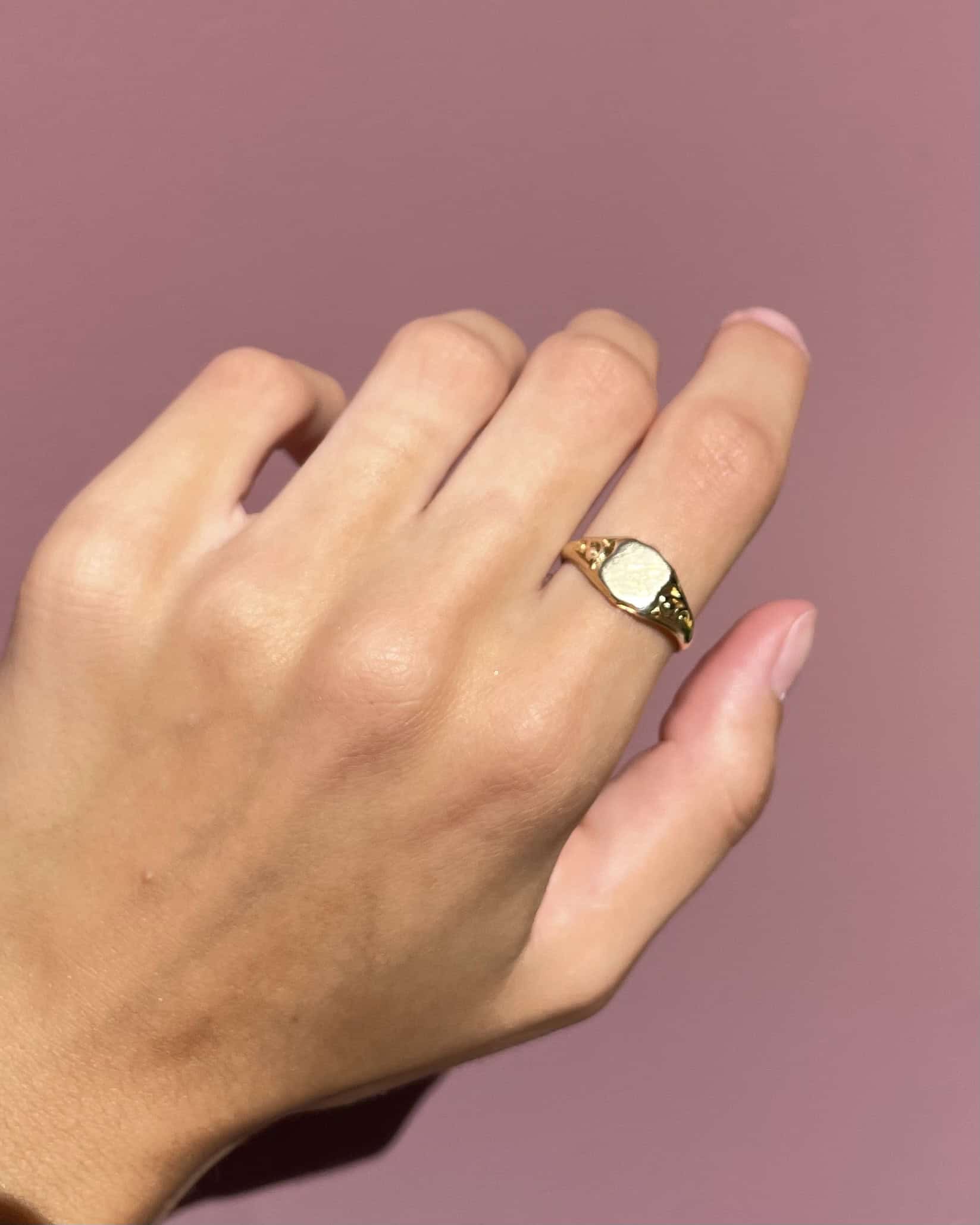 Vintage 18-carat gold signet ring "Suzie"