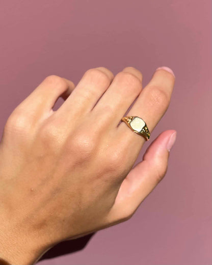 Vintage 18-carat gold signet ring "Suzie"