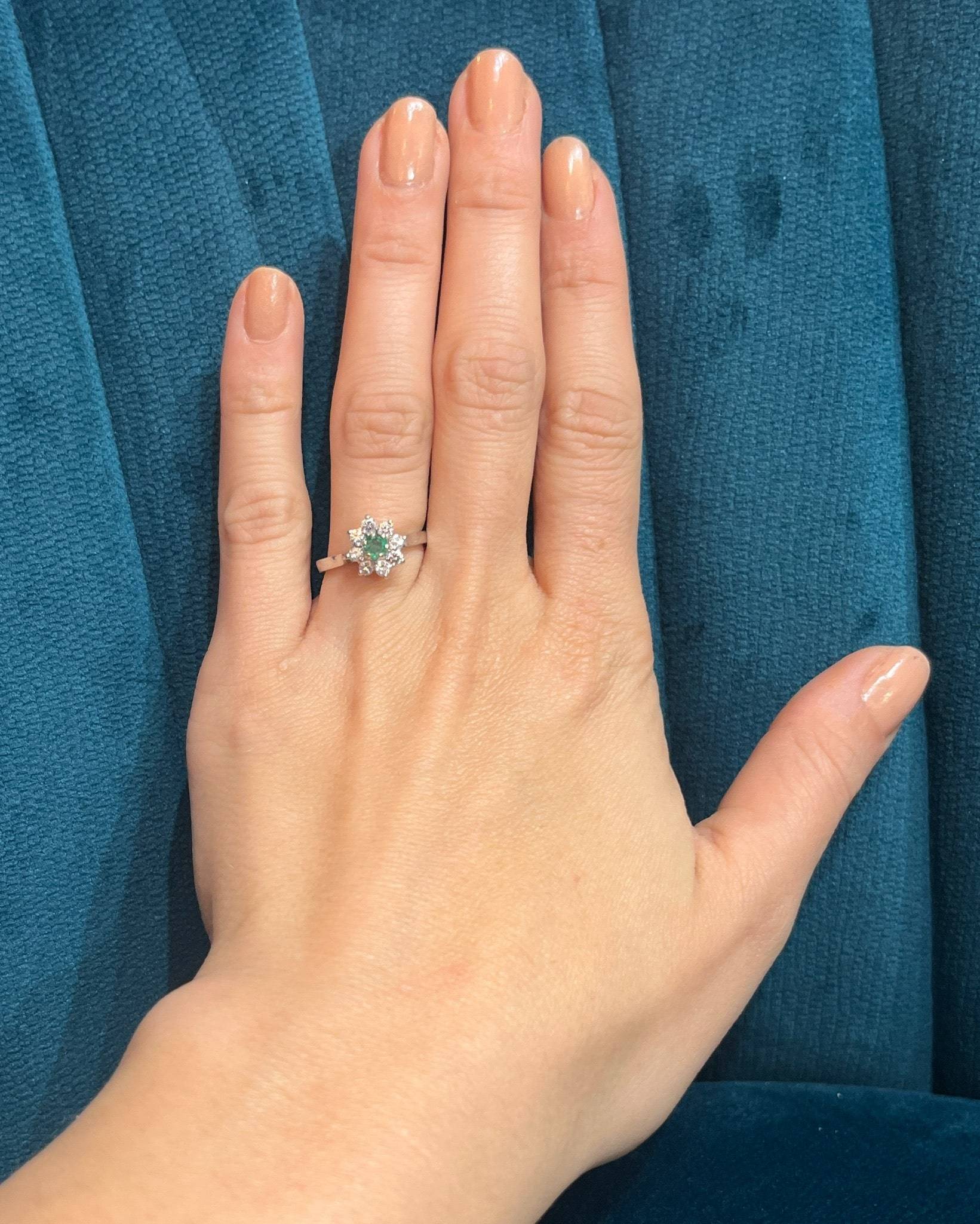 Bague Marguerite émeraude &amp; diamants "Ailis" - Elliade Paris
