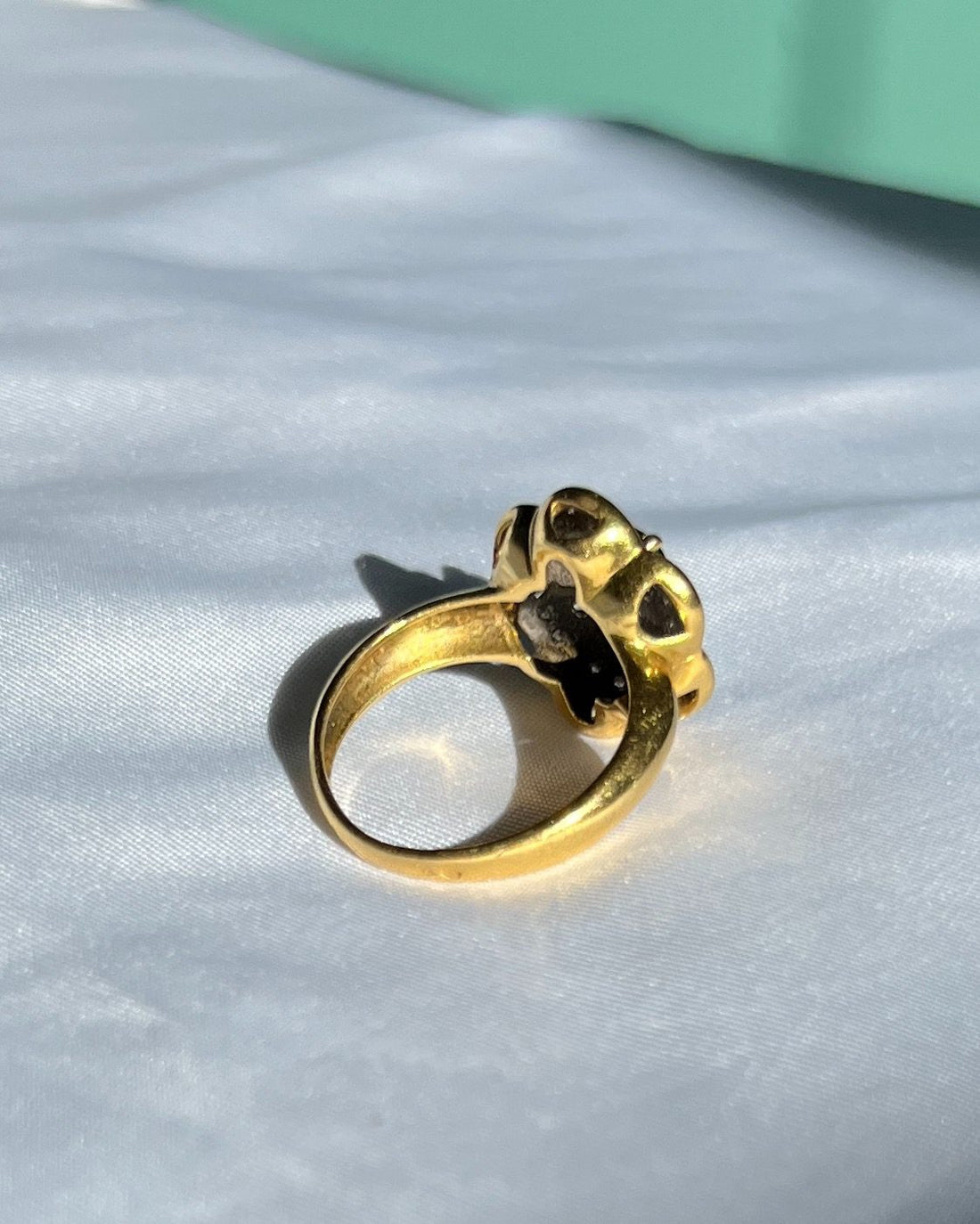 Anillo Céline con margaritas de diamantes y zafiros