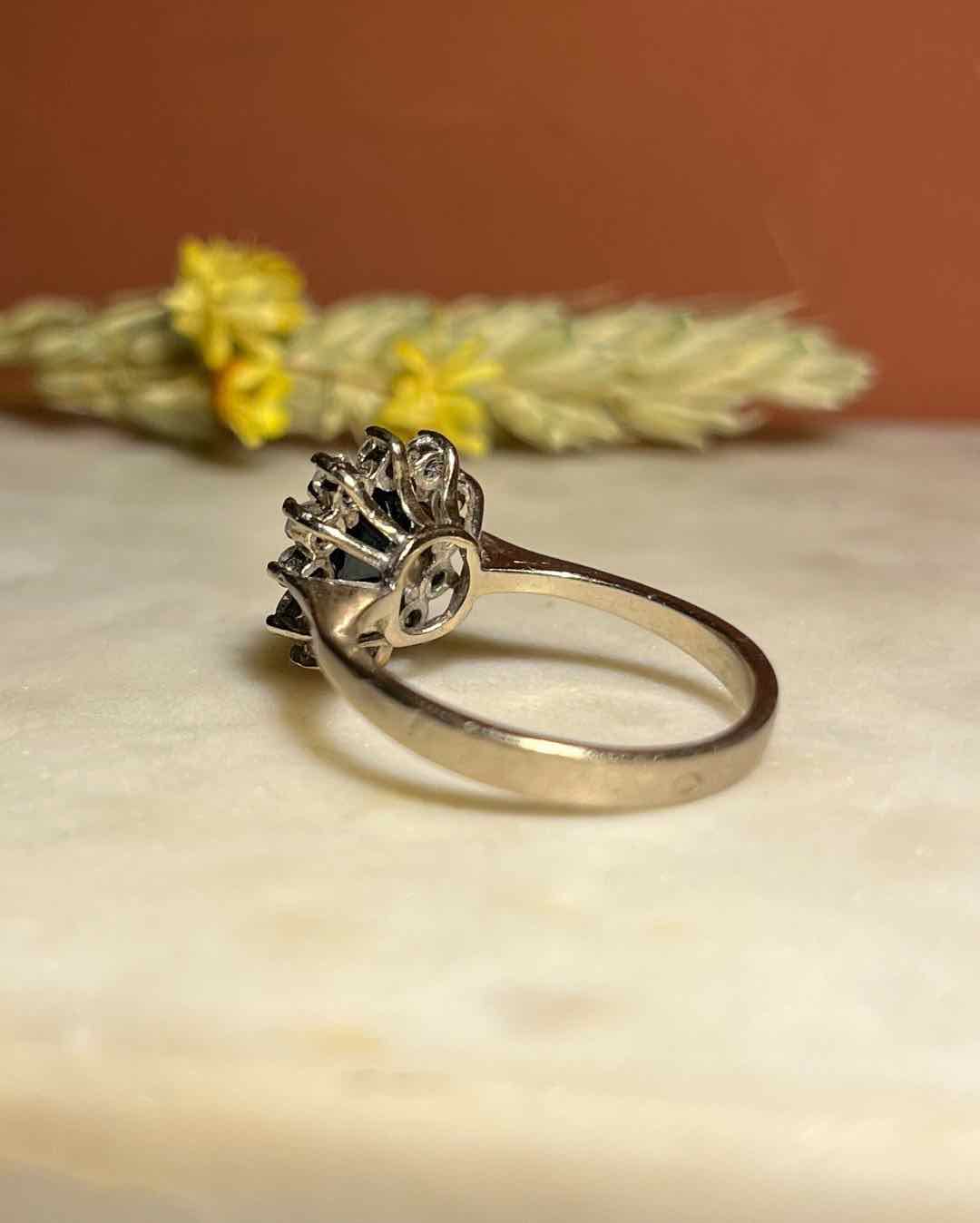 Anillo de margaritas con diamantes y zafiros "Gemma"