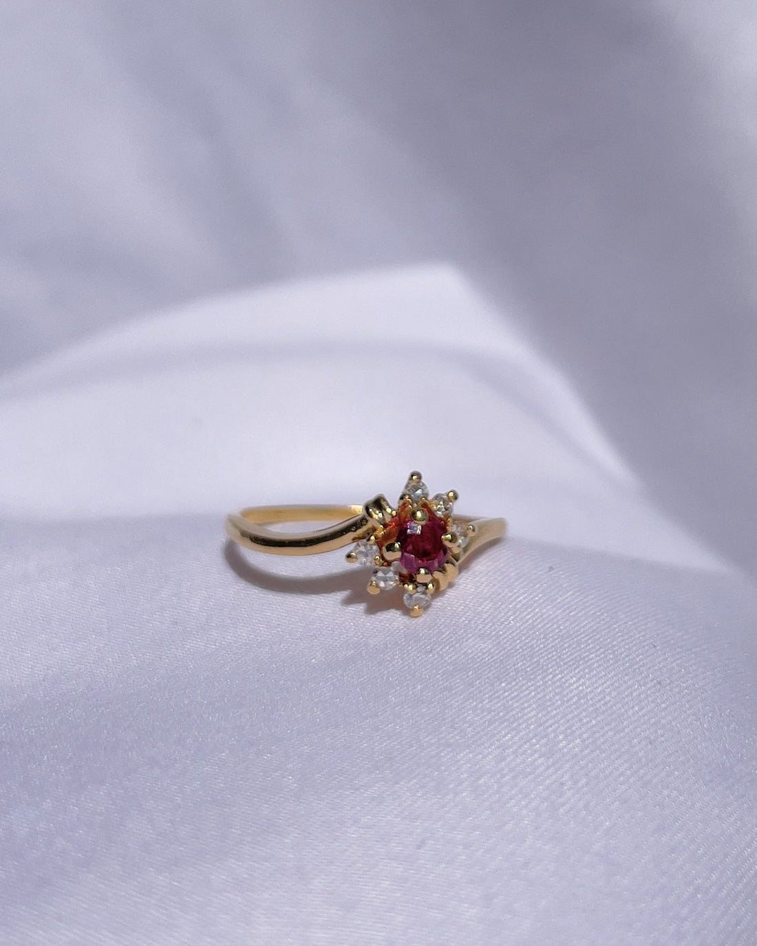 Bague Vintage Marguerite Rubis &amp; Diamants &quot;Ilona&quot;