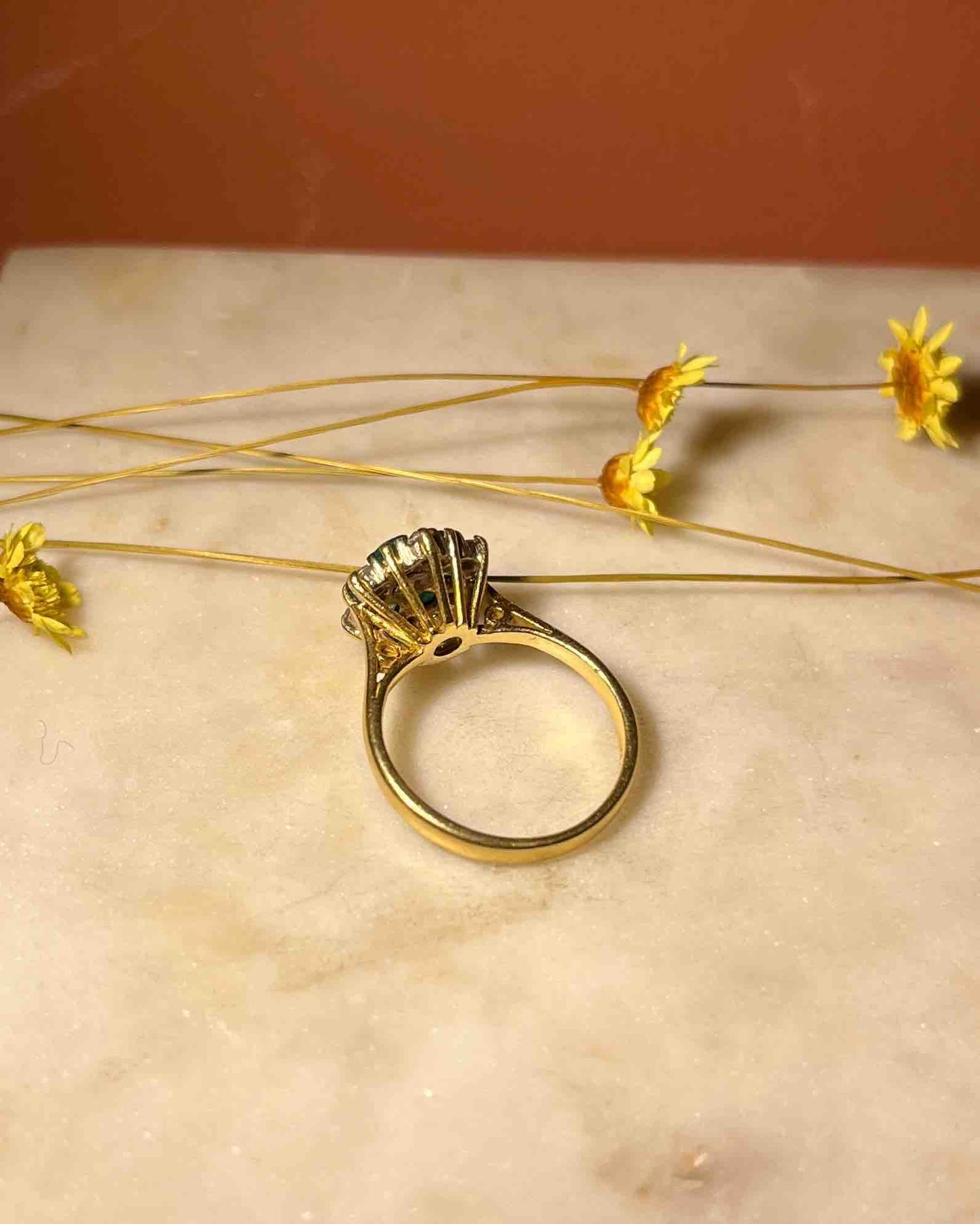 Anillo &quot;Eve&quot; con margaritas de esmeralda y diamantes