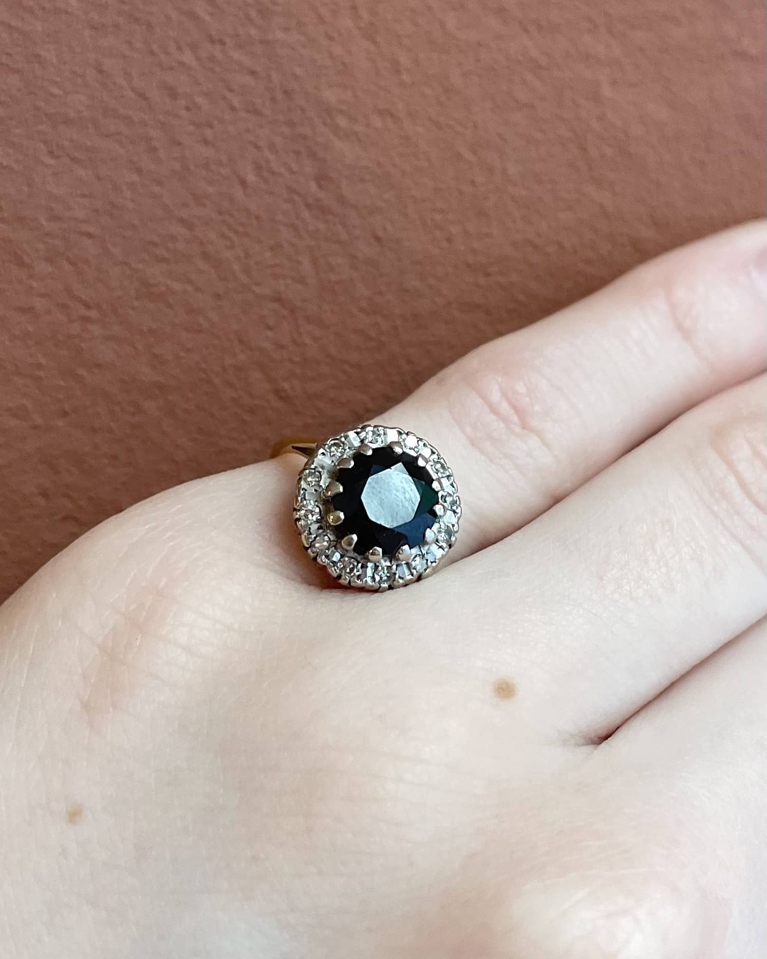 Anillo &quot;Camilla&quot; con margaritas de zafiro y diamantes de 2,40 quilates