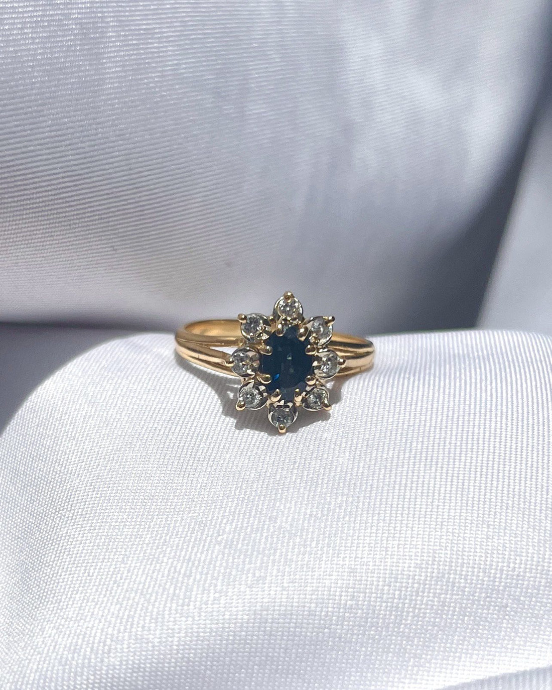 Anillo de margaritas de zafiro y diamantes &quot;Laya&quot;