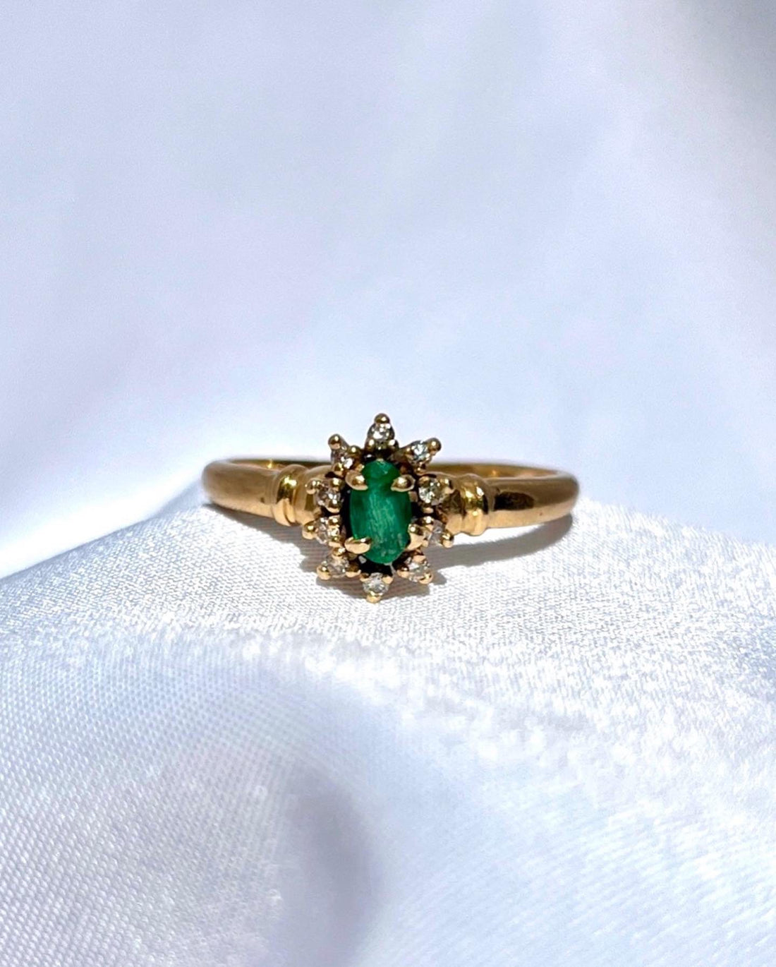 Anillo &quot;Lina&quot; con margaritas de esmeralda y diamantes