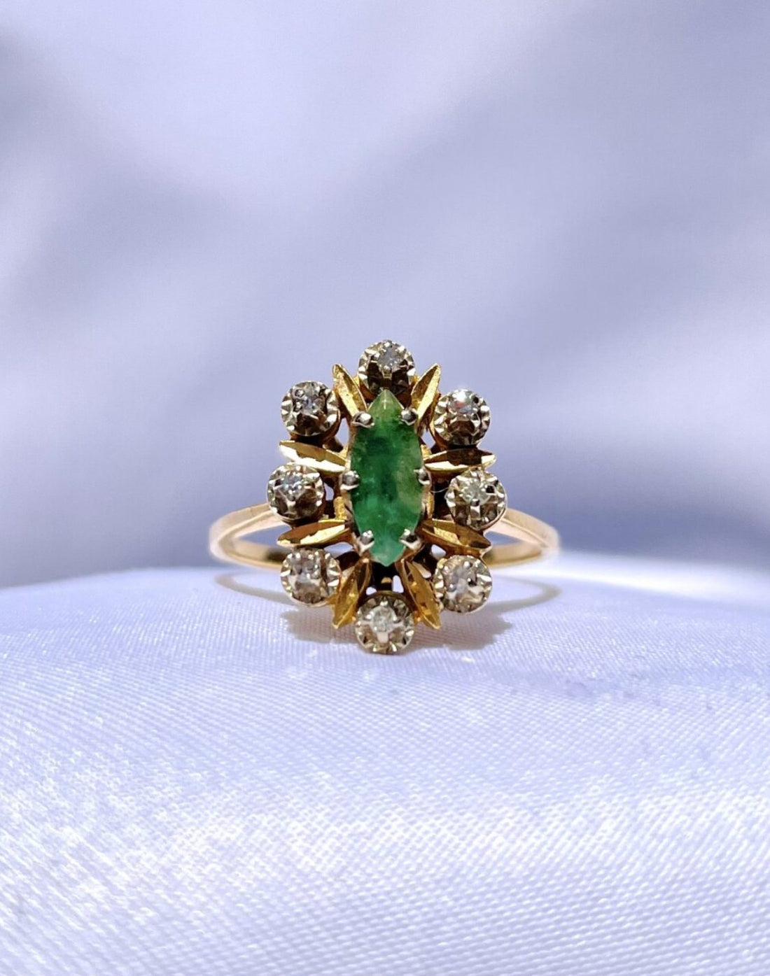 Anillo &quot;Rachel&quot; con margaritas de esmeralda y diamantes