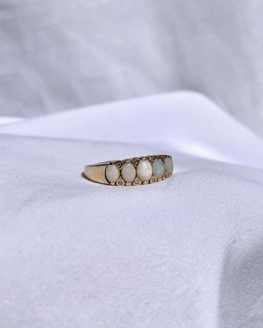Anillo &quot;Charlotte&quot; con ópalos y diamantes