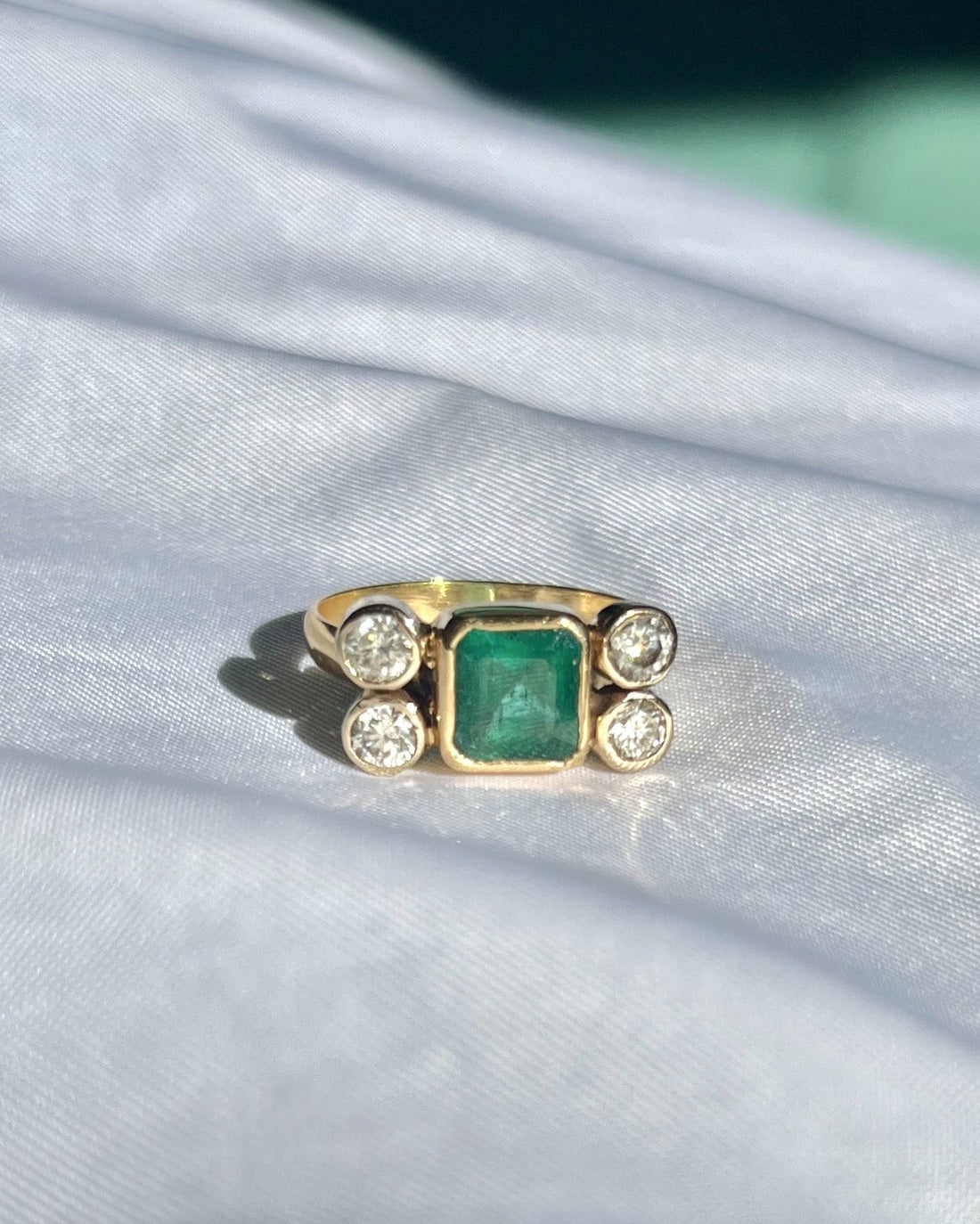 Anillo vintage &quot;Ava&quot; de esmeralda y diamantes