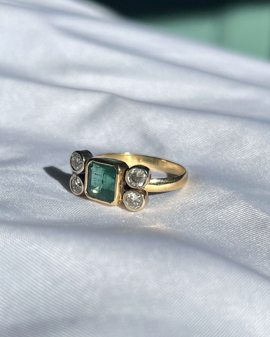 Anillo vintage &quot;Ava&quot; de esmeralda y diamantes