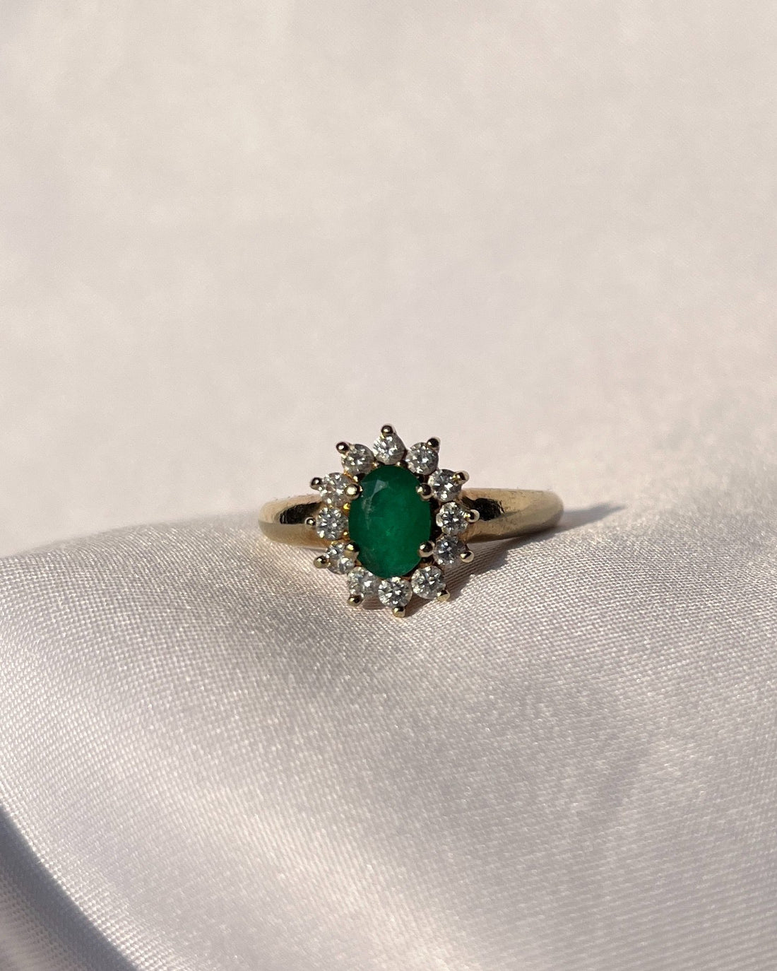 Anillo &quot;Dina&quot; con margaritas de esmeralda y diamantes