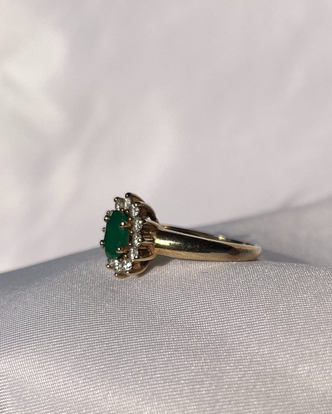 Anillo &quot;Dina&quot; con margaritas de esmeralda y diamantes