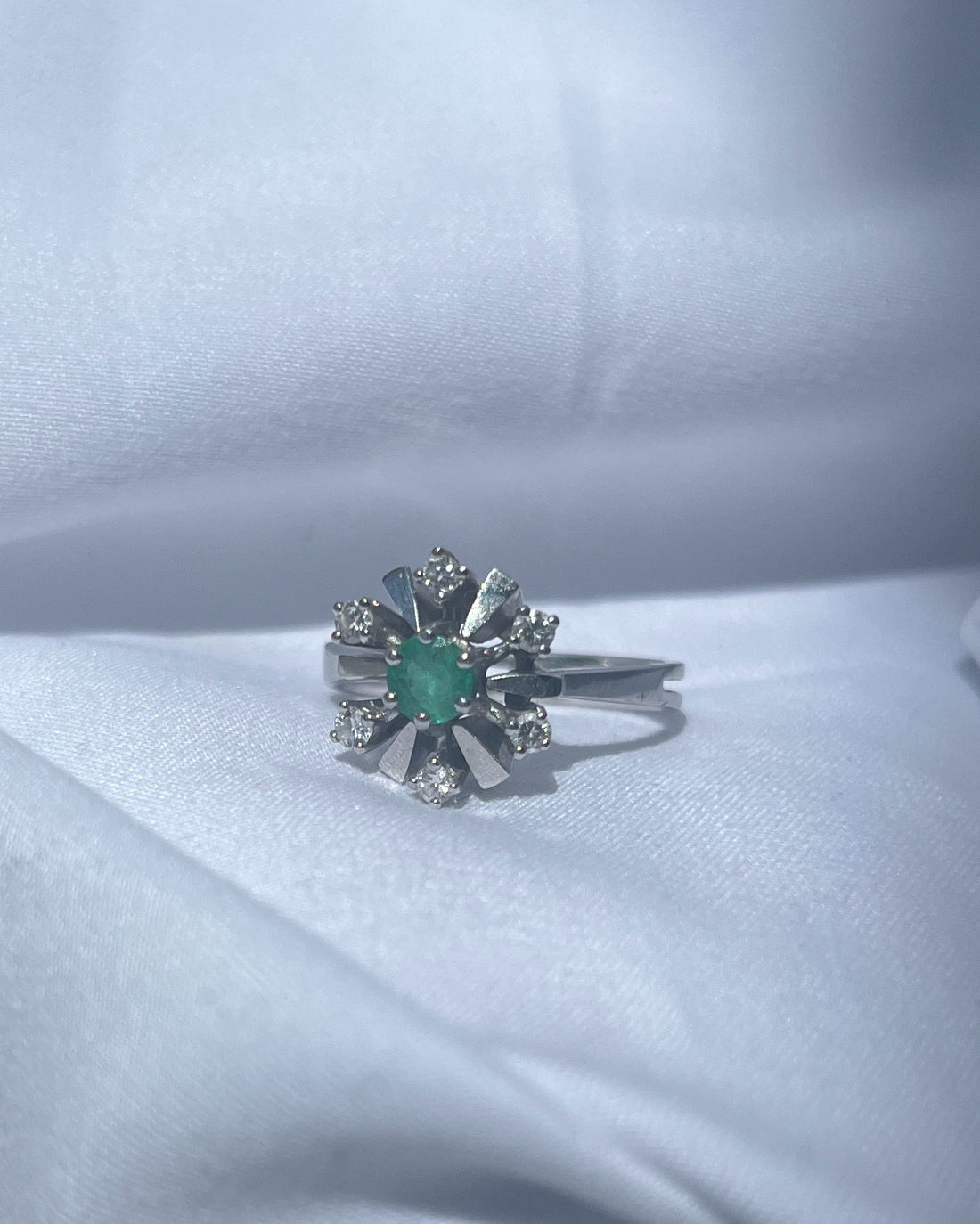 Anillo &quot;Cali&quot; con margaritas de esmeralda y diamantes