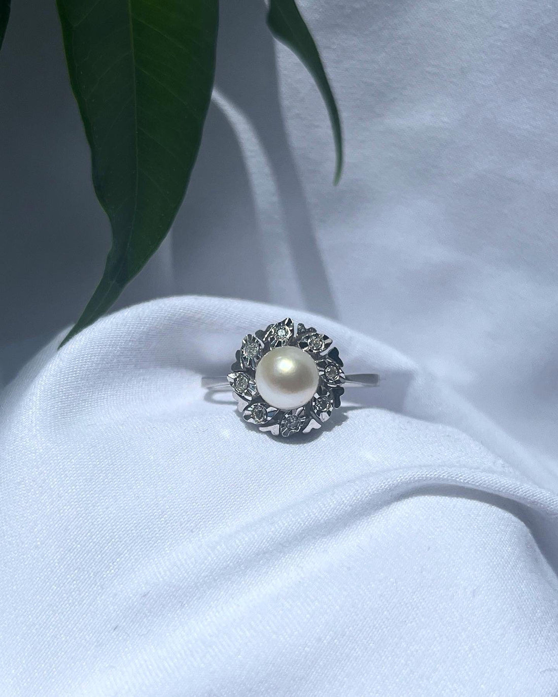 Anillo de margaritas con perla y diamantes &quot;Arielle&quot;