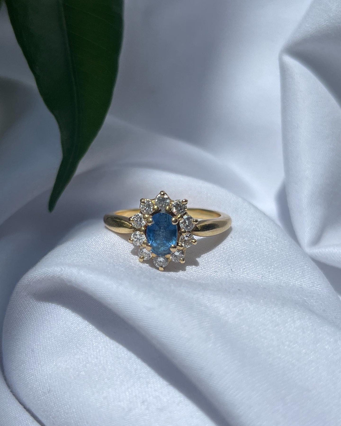 Anillo de margaritas con zafiro y diamantes &quot;Alissa&quot;