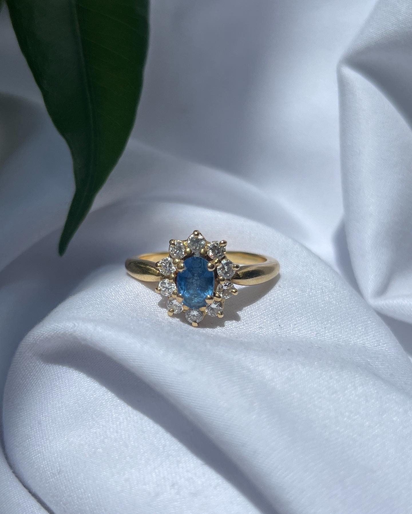 Anillo de margaritas con zafiro y diamantes &quot;Alissa&quot;
