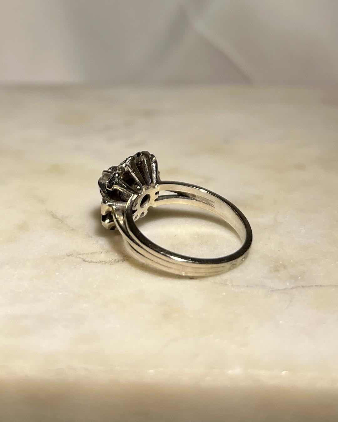 Anillo de margaritas con diamantes &quot;Alizée&quot;