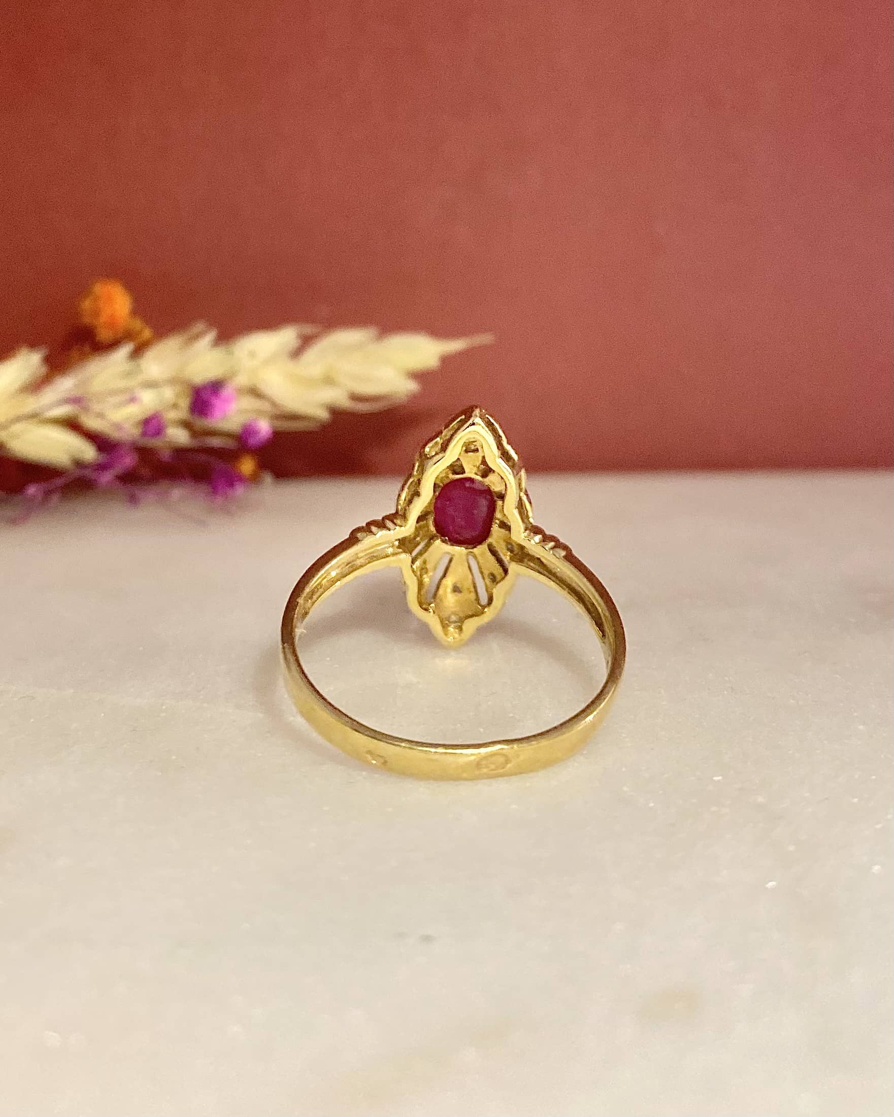 Anillo estilo marquesa Art Déco con rubí cabujón y diamantes "Valentine"
