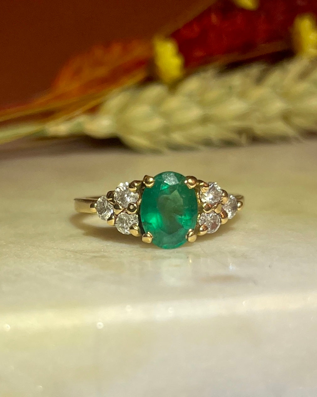 Anillo trilogía de esmeraldas y diamantes "Aldana"