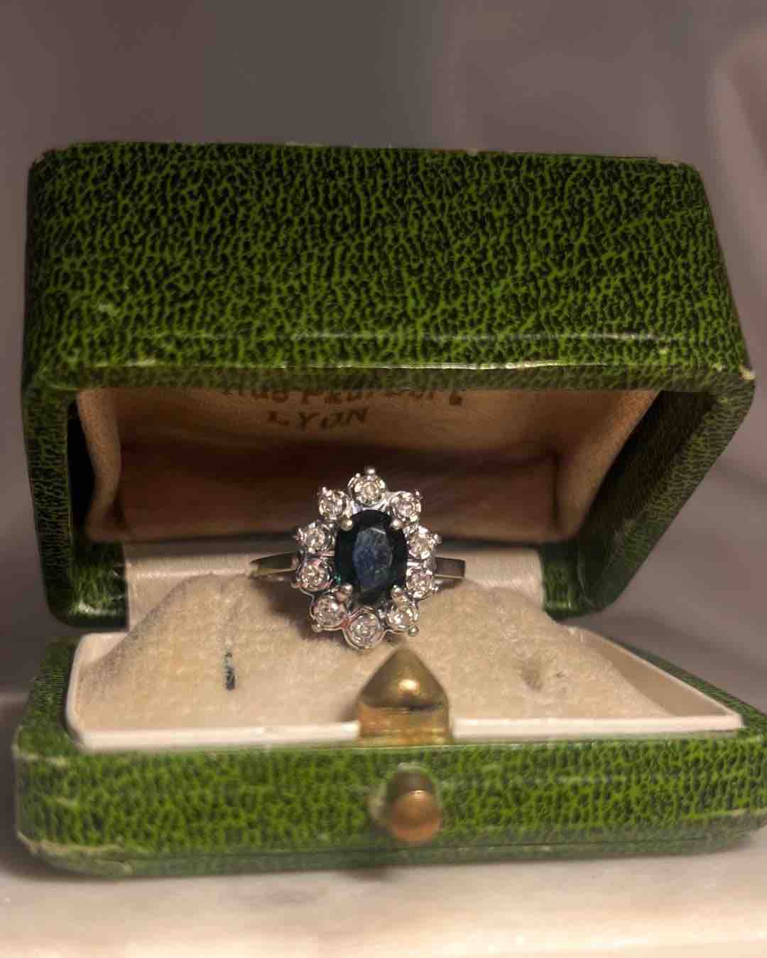 Anillo de margaritas con zafiro y diamantes &quot;Emmi&quot;