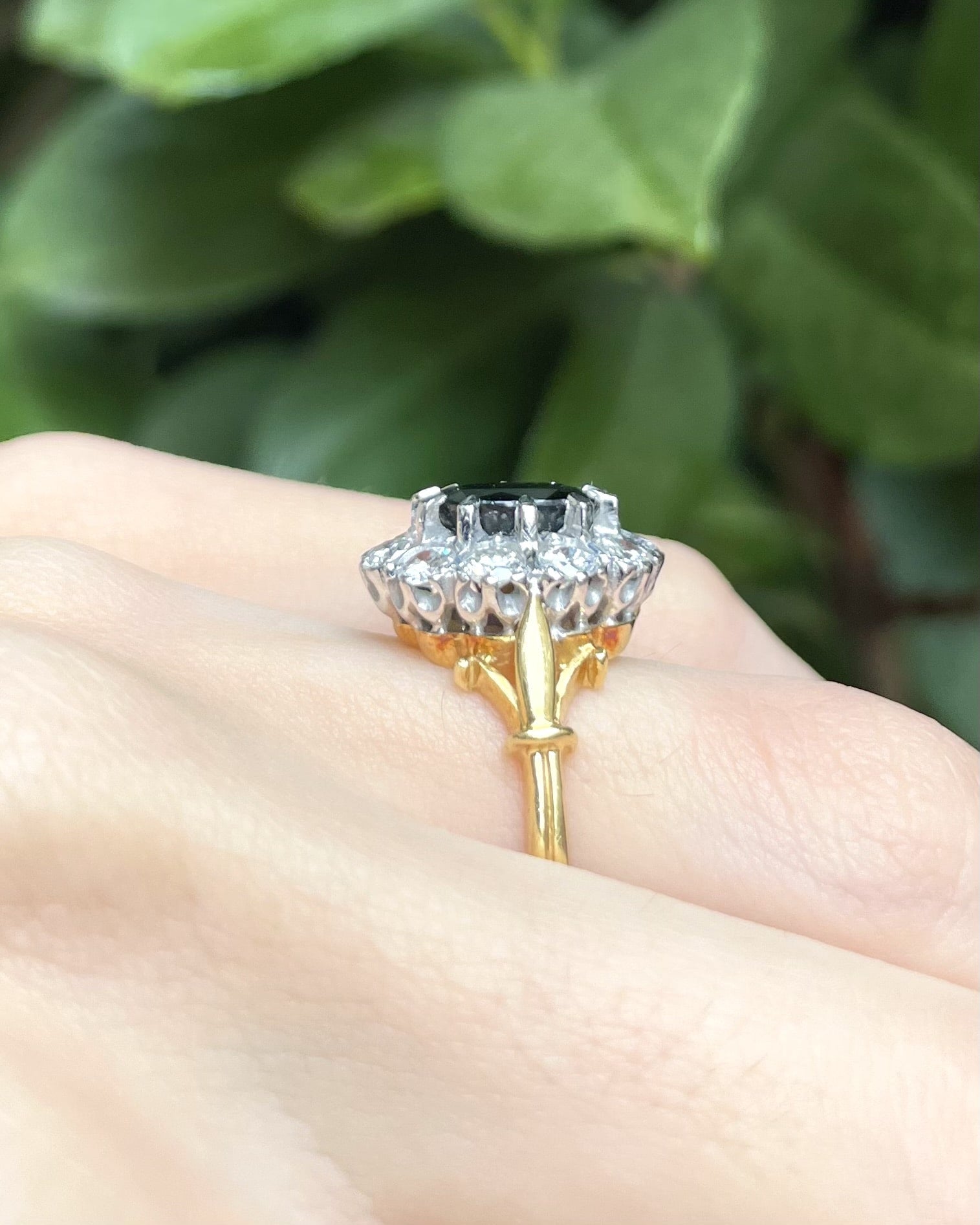 Anillo Everlee con zafiro de 2,30 quilates y 10 diamantes en forma de margarita