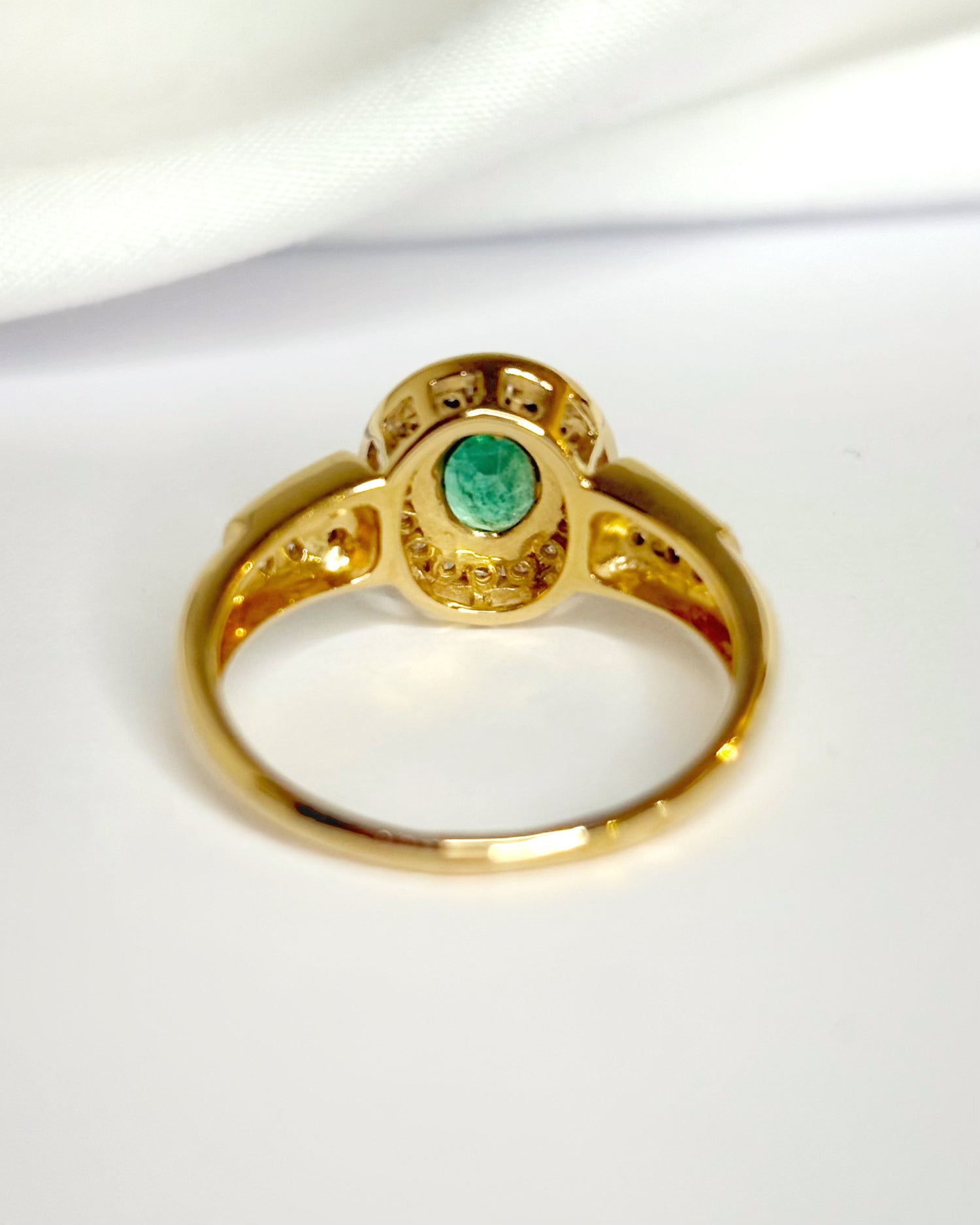 Anillo estilo Art Déco con esmeralda y diamantes "Rozanne"
