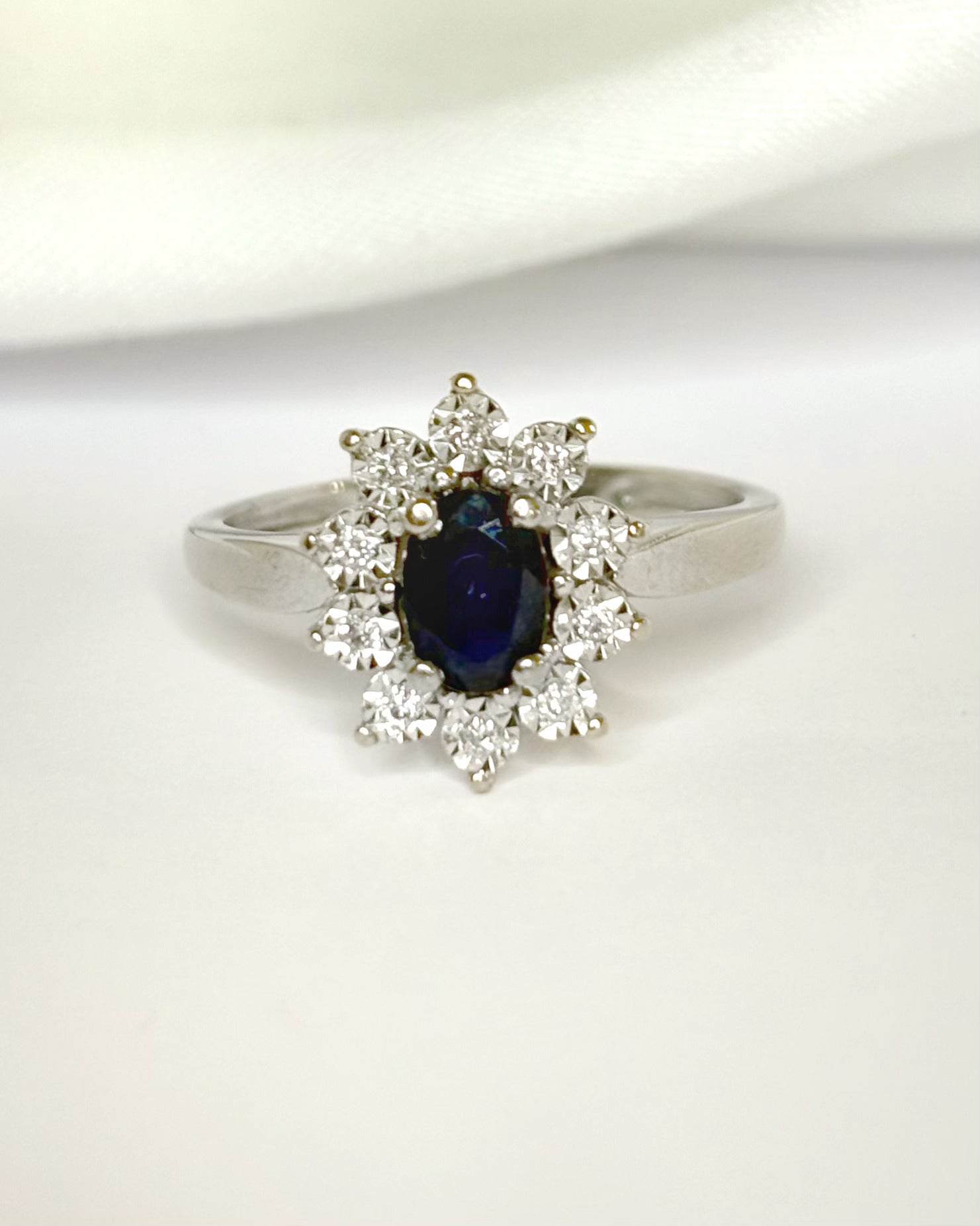 Marguerite Sapphire &amp; Diamonds Ring "Pavanne"
