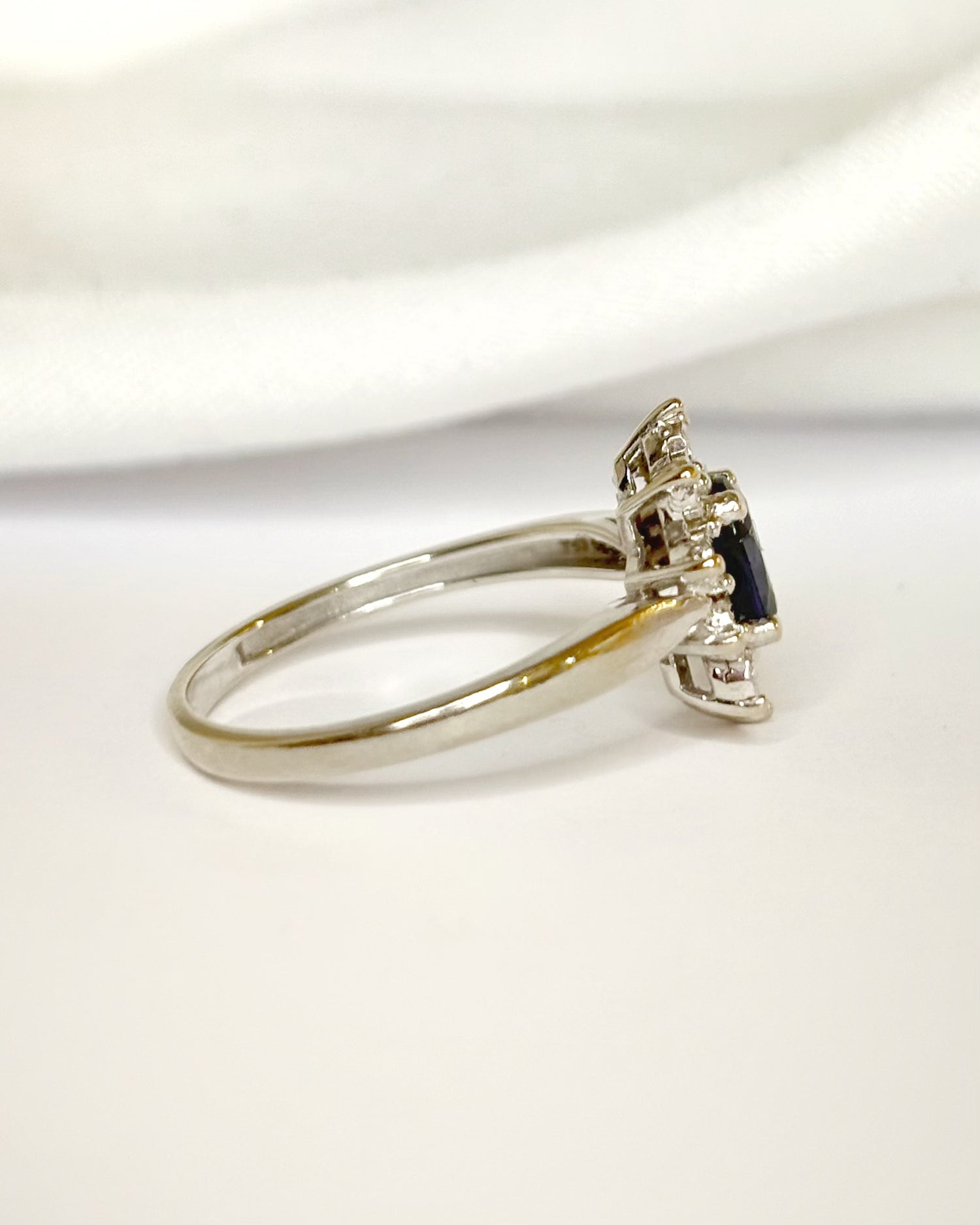 Marguerite Sapphire &amp; Diamonds Ring "Pavanne"