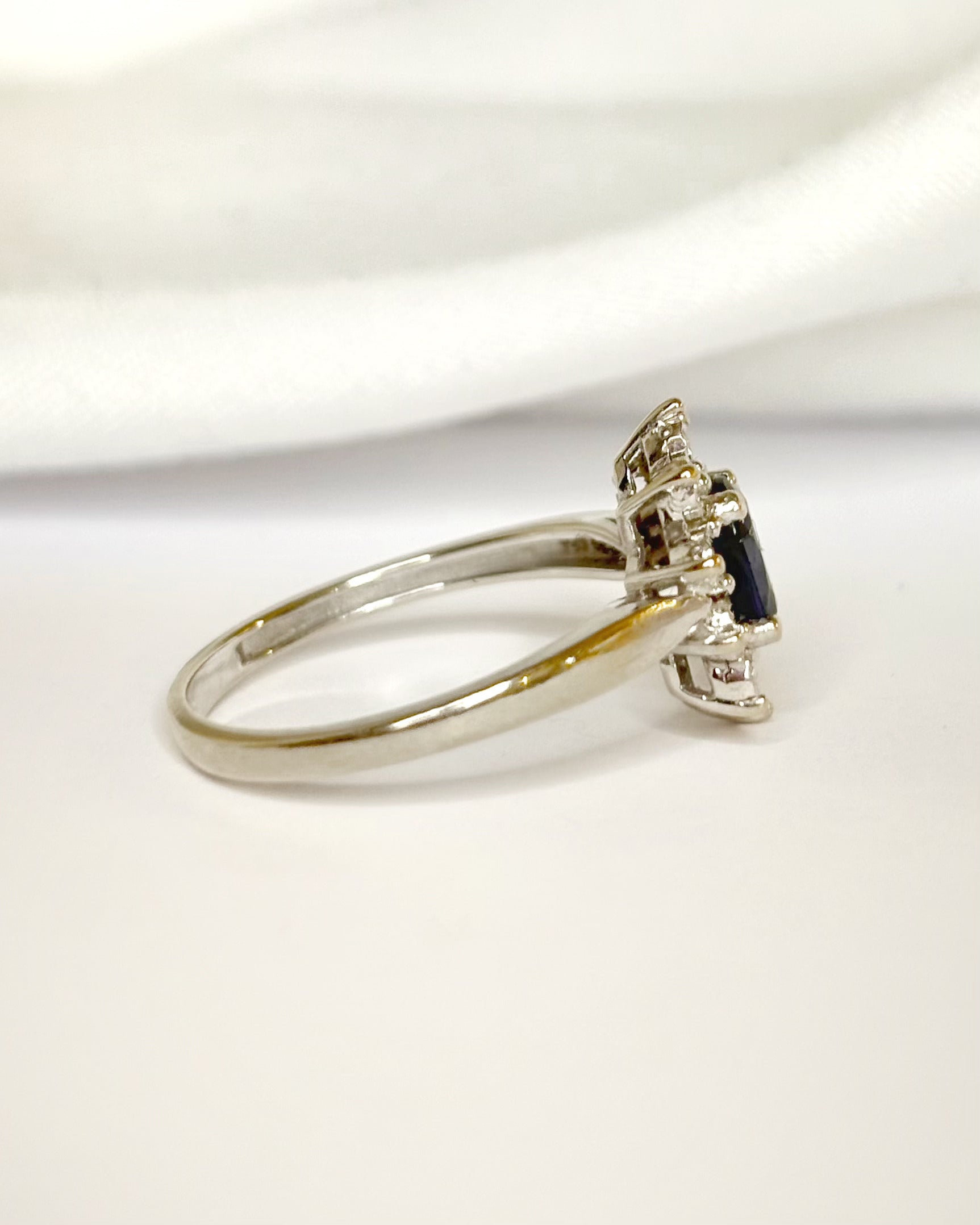 Marguerite Sapphire &amp; Diamonds Ring "Pavanne"