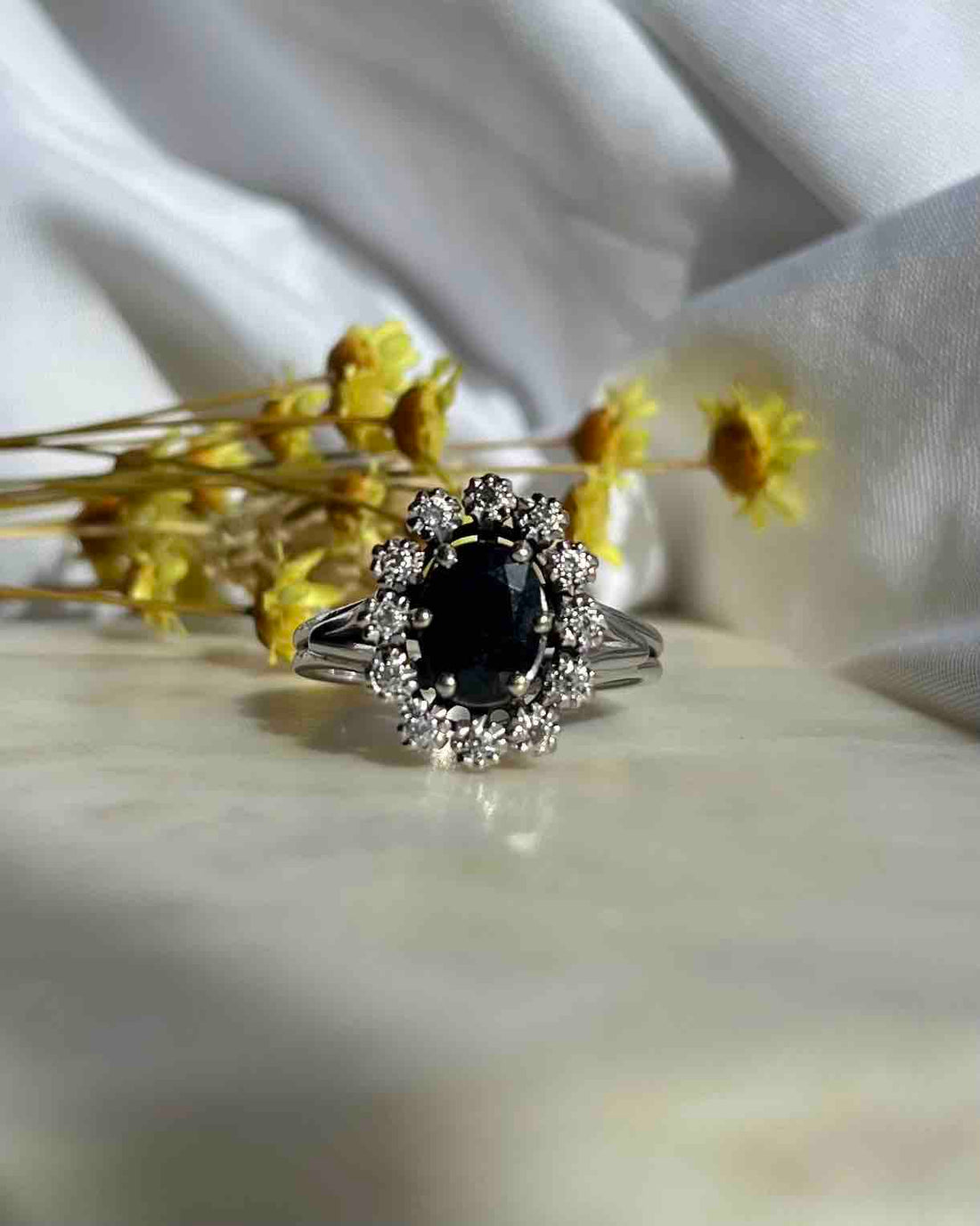 Anillo &quot;Noa&quot; con margaritas de zafiro y diamantes de 1,30 quilates