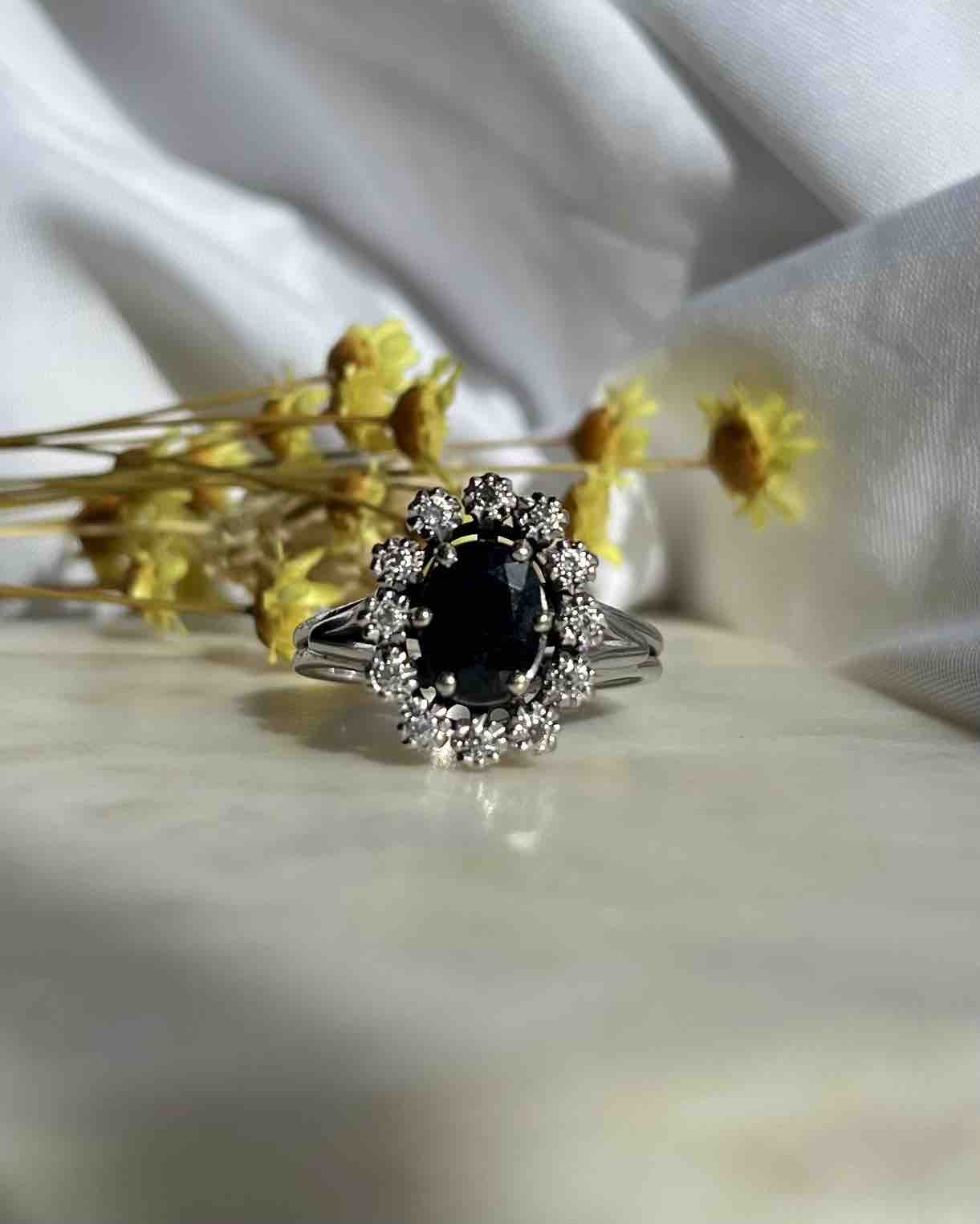 Anillo &quot;Noa&quot; con margaritas de zafiro y diamantes de 1,30 quilates