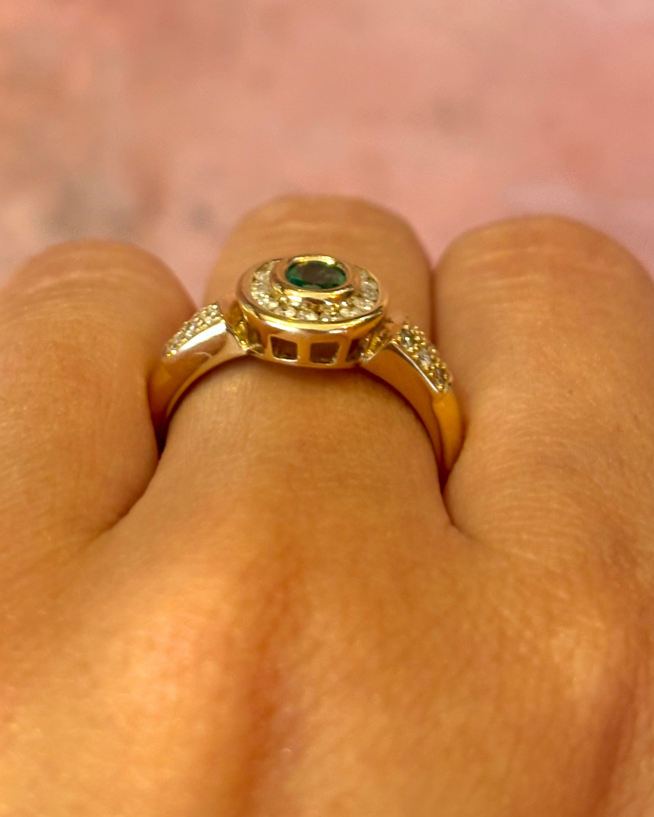 Anillo estilo Art Déco con esmeralda y diamantes "Rozanne"
