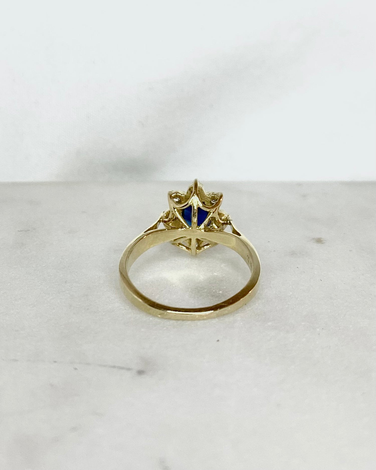 Bague Marguerite Saphir 0.80 carats &amp; Diamants &quot;Miel&quot;