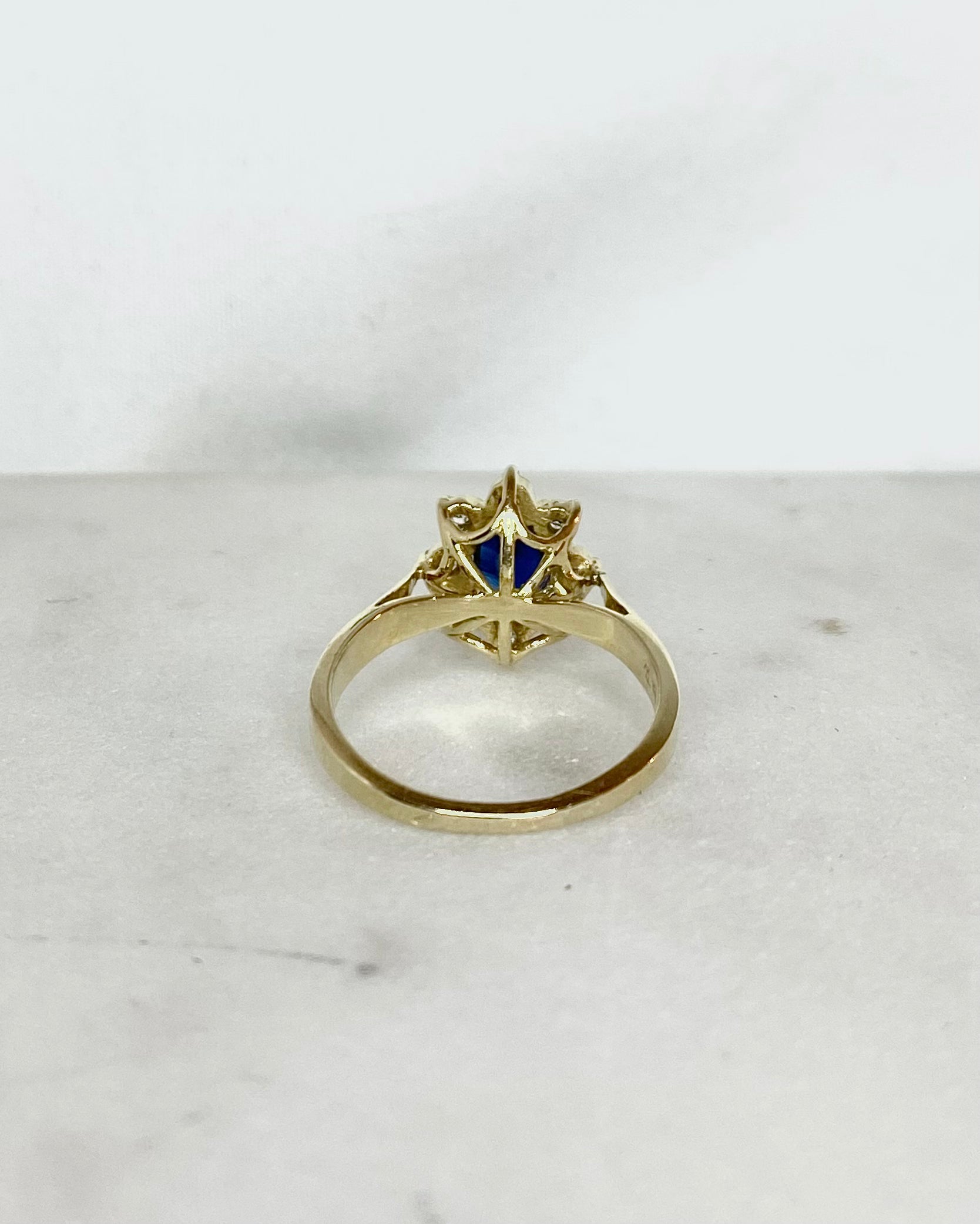 Anillo Margarita Zafiro 0.80 quilates y Diamantes "Miel"