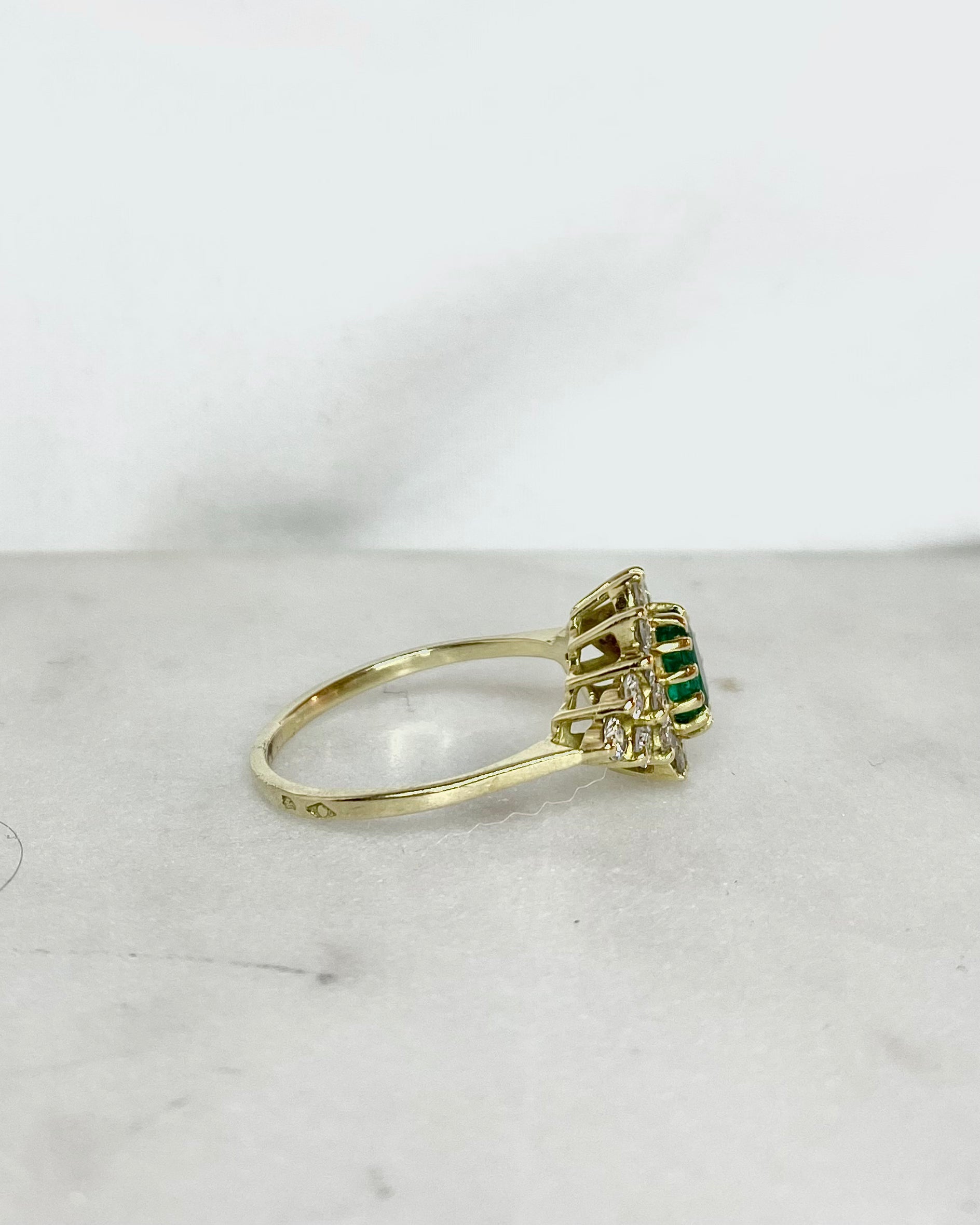 Anillo Margarita Esmeralda 0.72 quilates y Diamantes "Aliona"