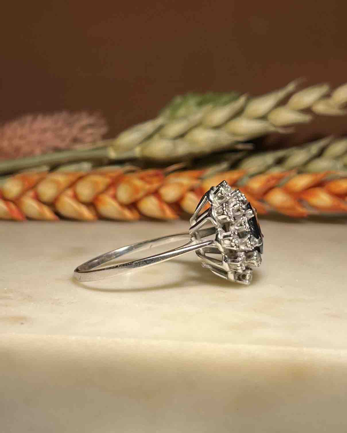 Anillo de margaritas con zafiro "Selma" y 20 diamantes