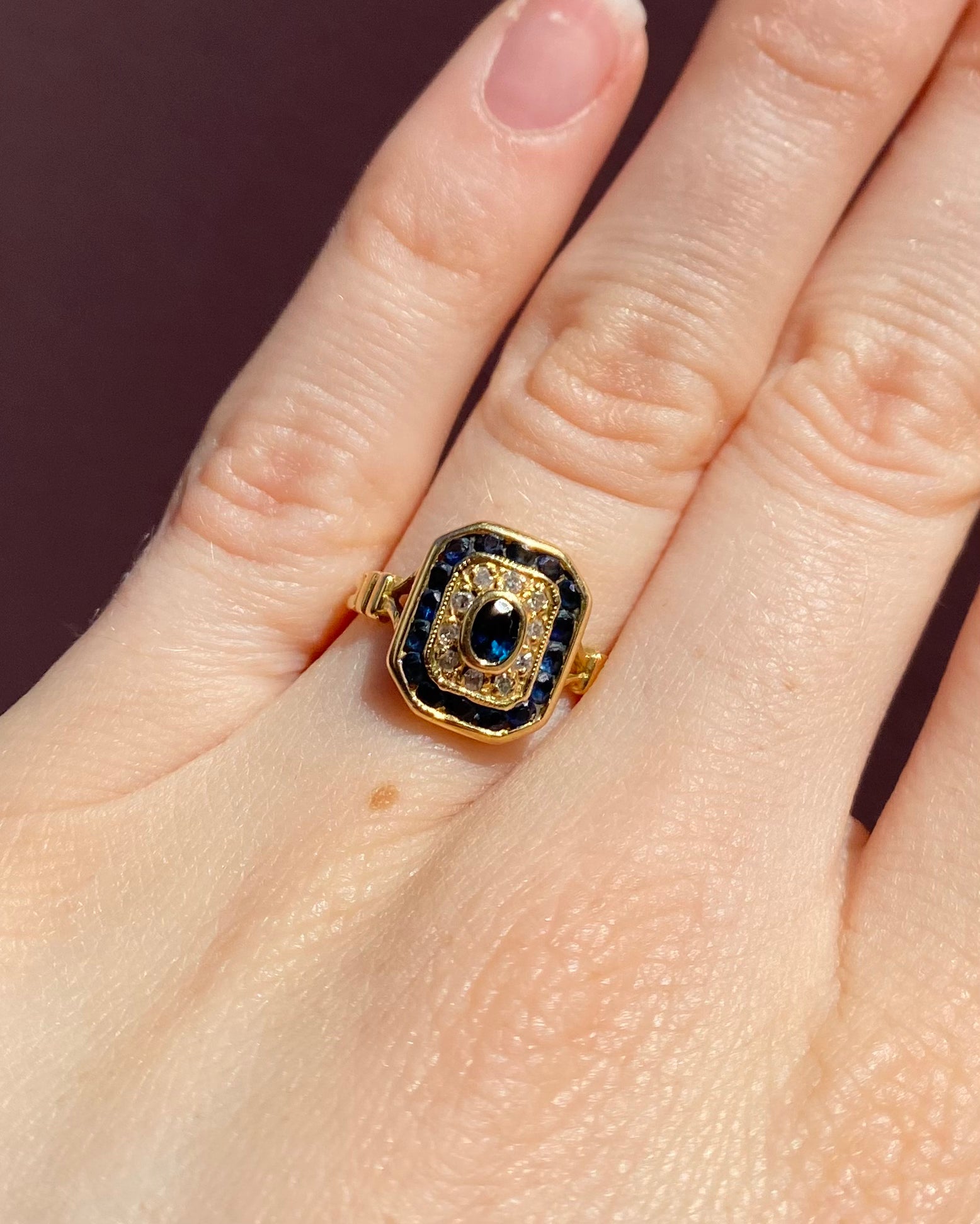 Anillo estilo Art Déco zafiros y diamantes "Nyssa"