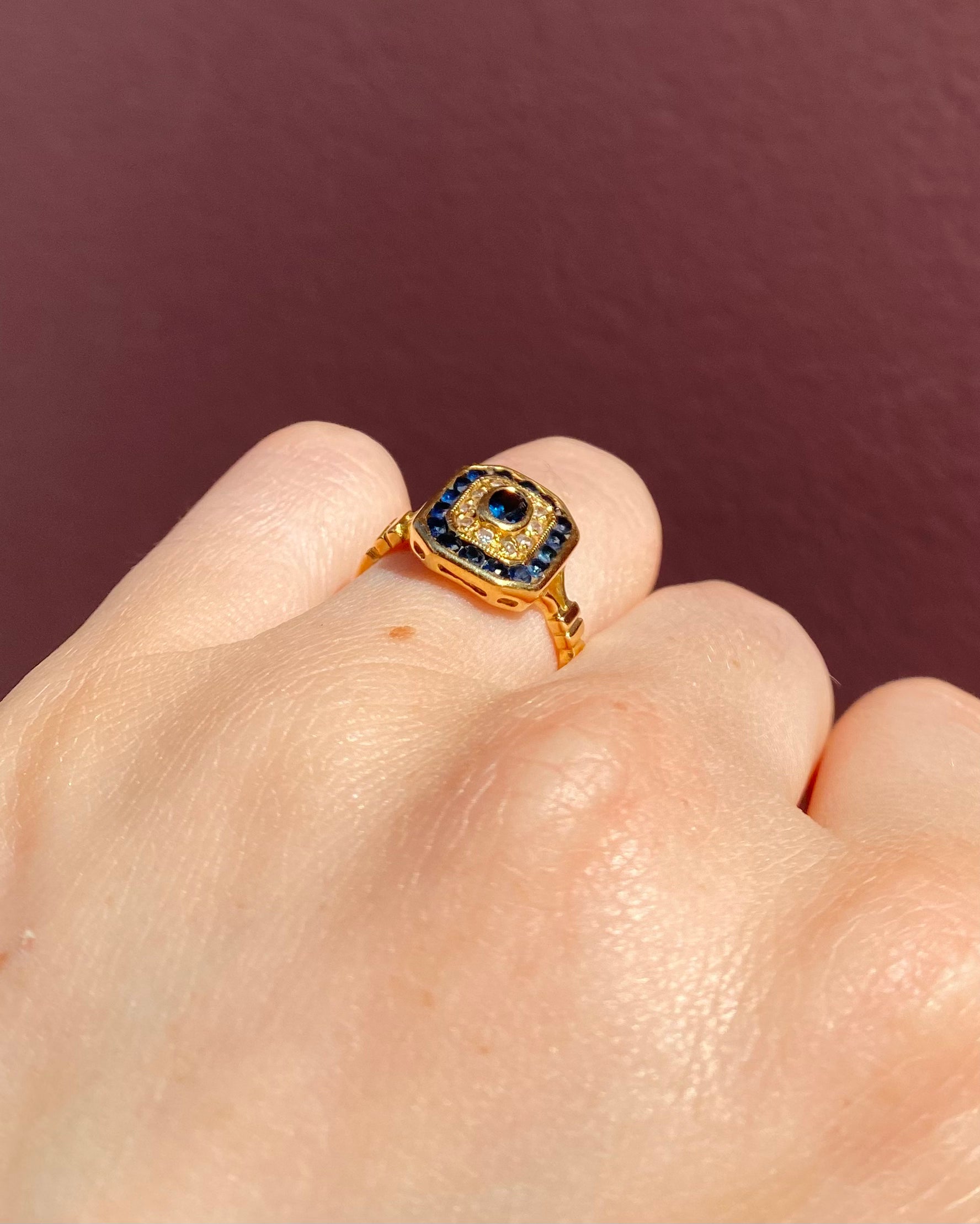 Anillo estilo Art Déco zafiros y diamantes "Nyssa"