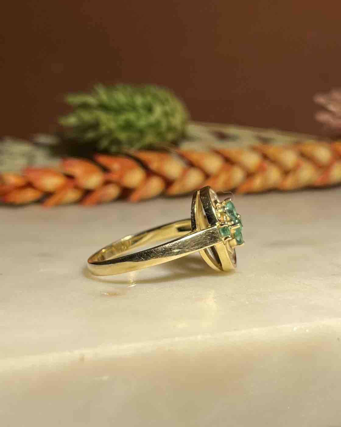 Anillo de esmeraldas y diamantes estilo Art Déco "Jael"