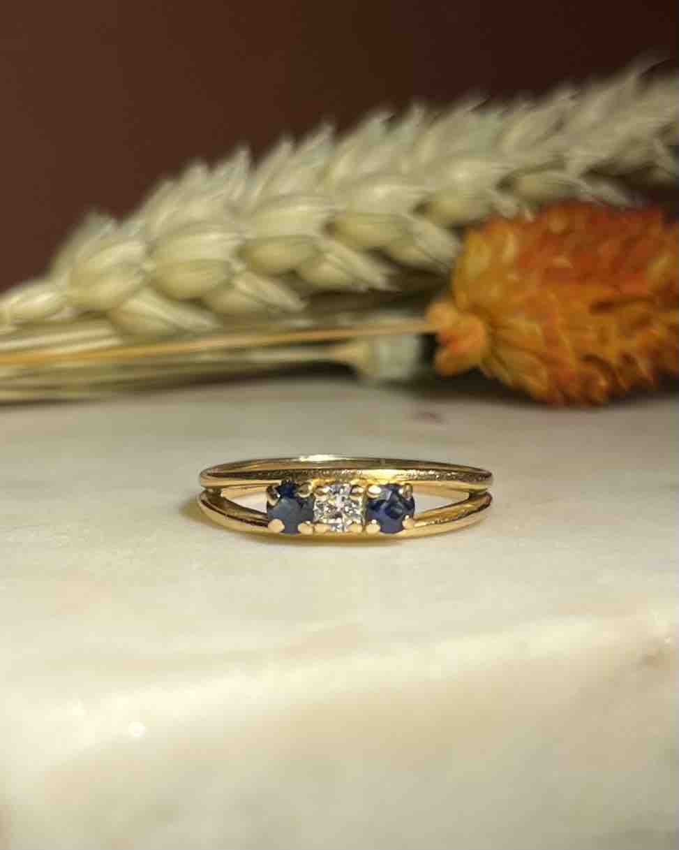 Bague vintage Trilogie Saphirs &amp; Diamants &quot;Greta&quot;