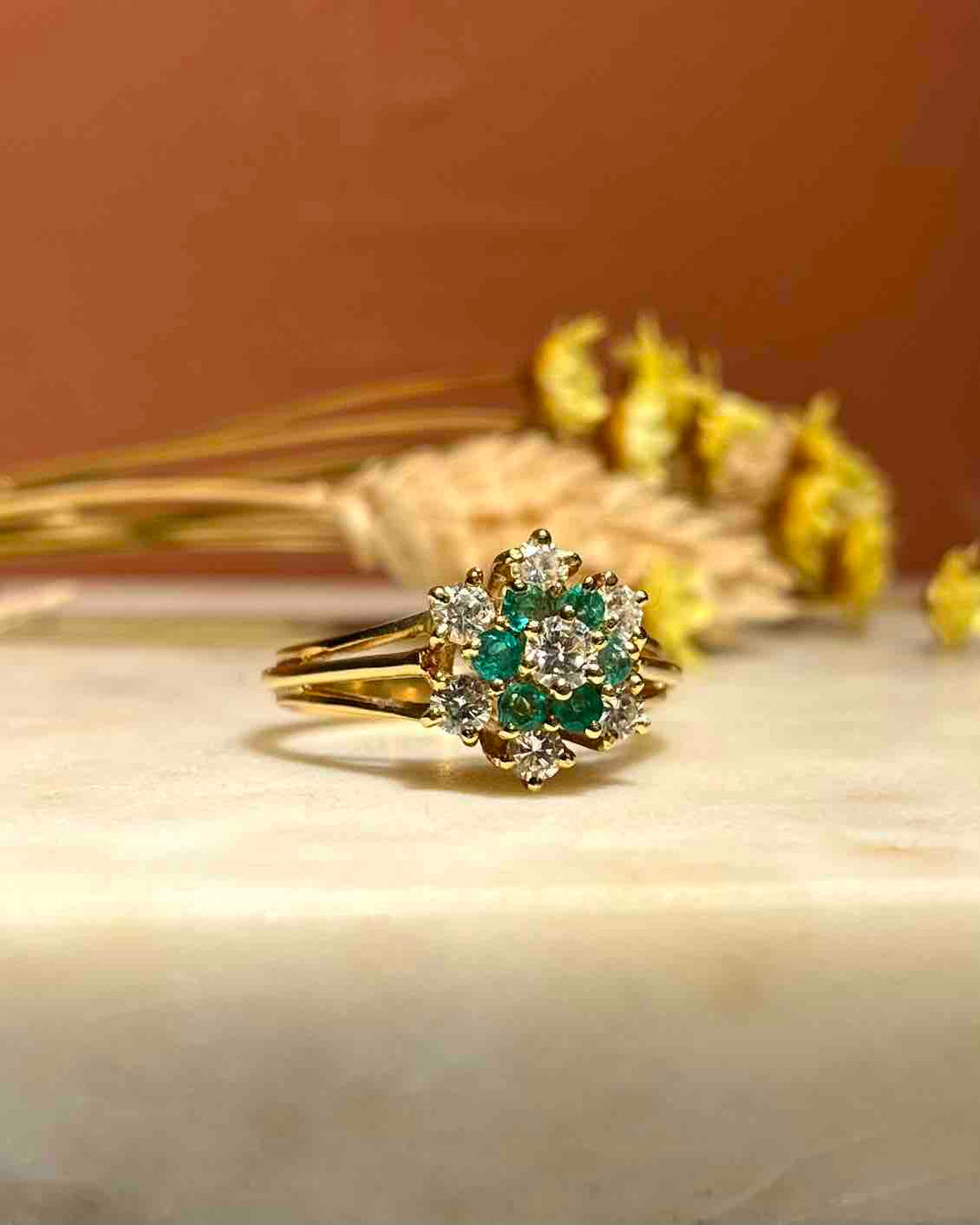 Anillo &quot;Maryem&quot; con margaritas de esmeralda y diamantes 
