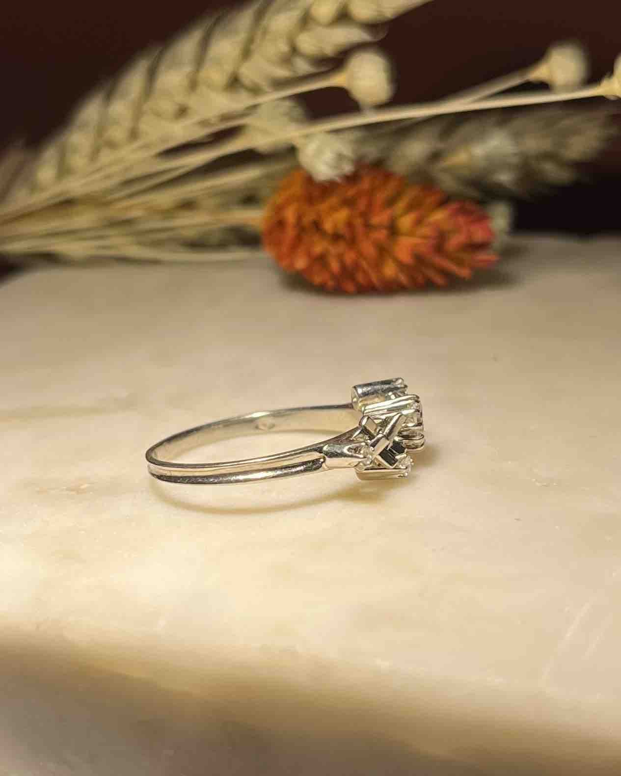 Anillo de compromiso con diamantes "Ambrine"